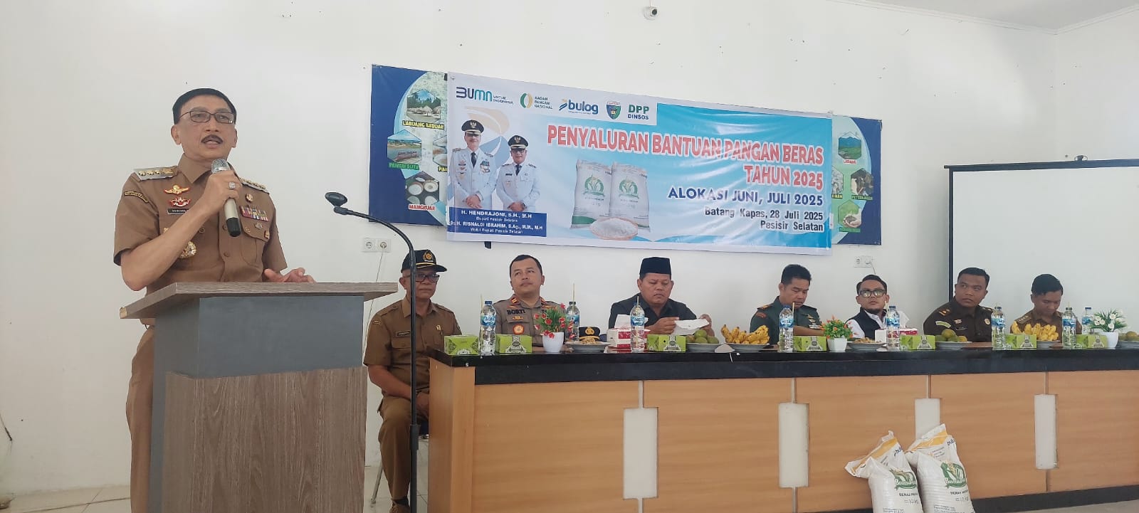 Bupati Hendrajoni Luncurkan Penyaluran Beras Melalui Cadangan Beras Pemerintah pada KPM