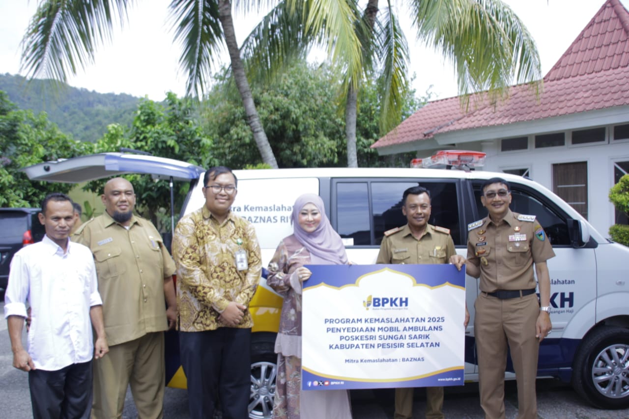 Lisda Hendrajoni Bawa Bantuan Ambulans dan Mobil Rescue untuk Pesisir Selatan