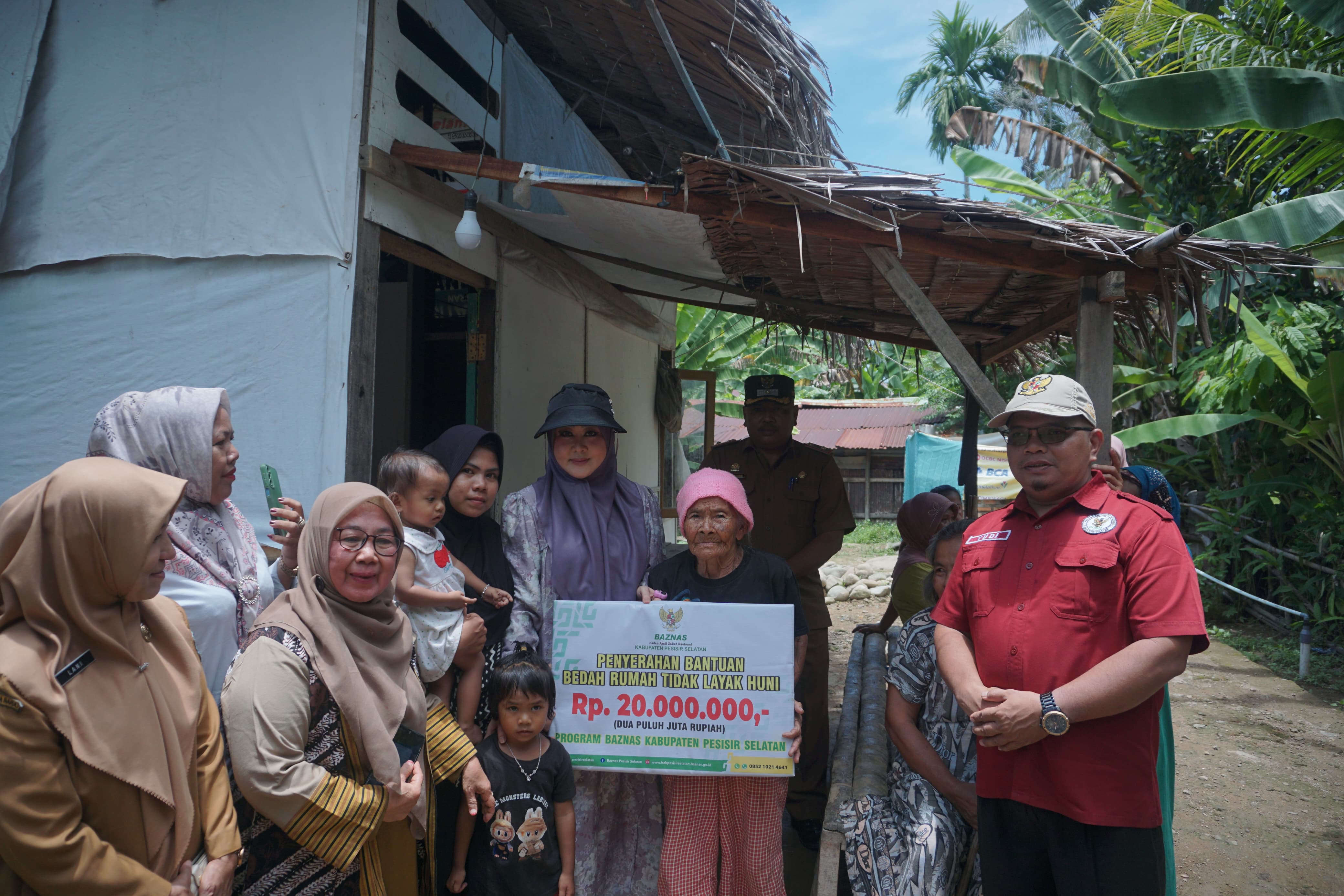 Ketua TP PKK Pessel Serahkan Bantuan Bedah Rumah Tidak Layak Huni