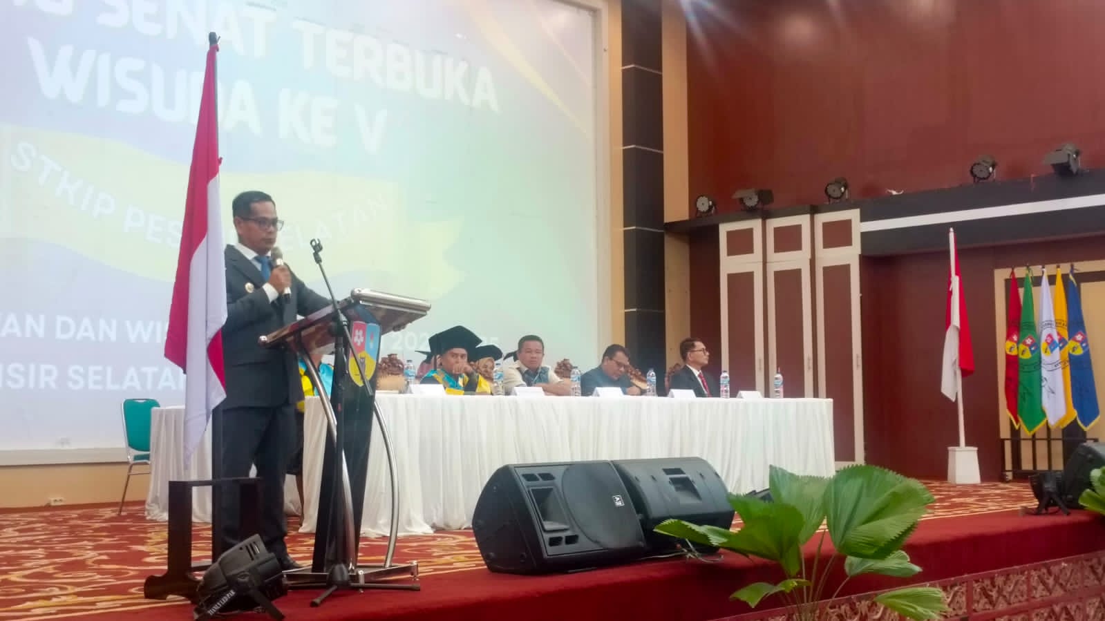 Wabup Risnaldi Tekankan Peran Guru Bentuk Kecerdasan Tiga Dimensi pada Wisuda STKIP Pesisir Selatan 
