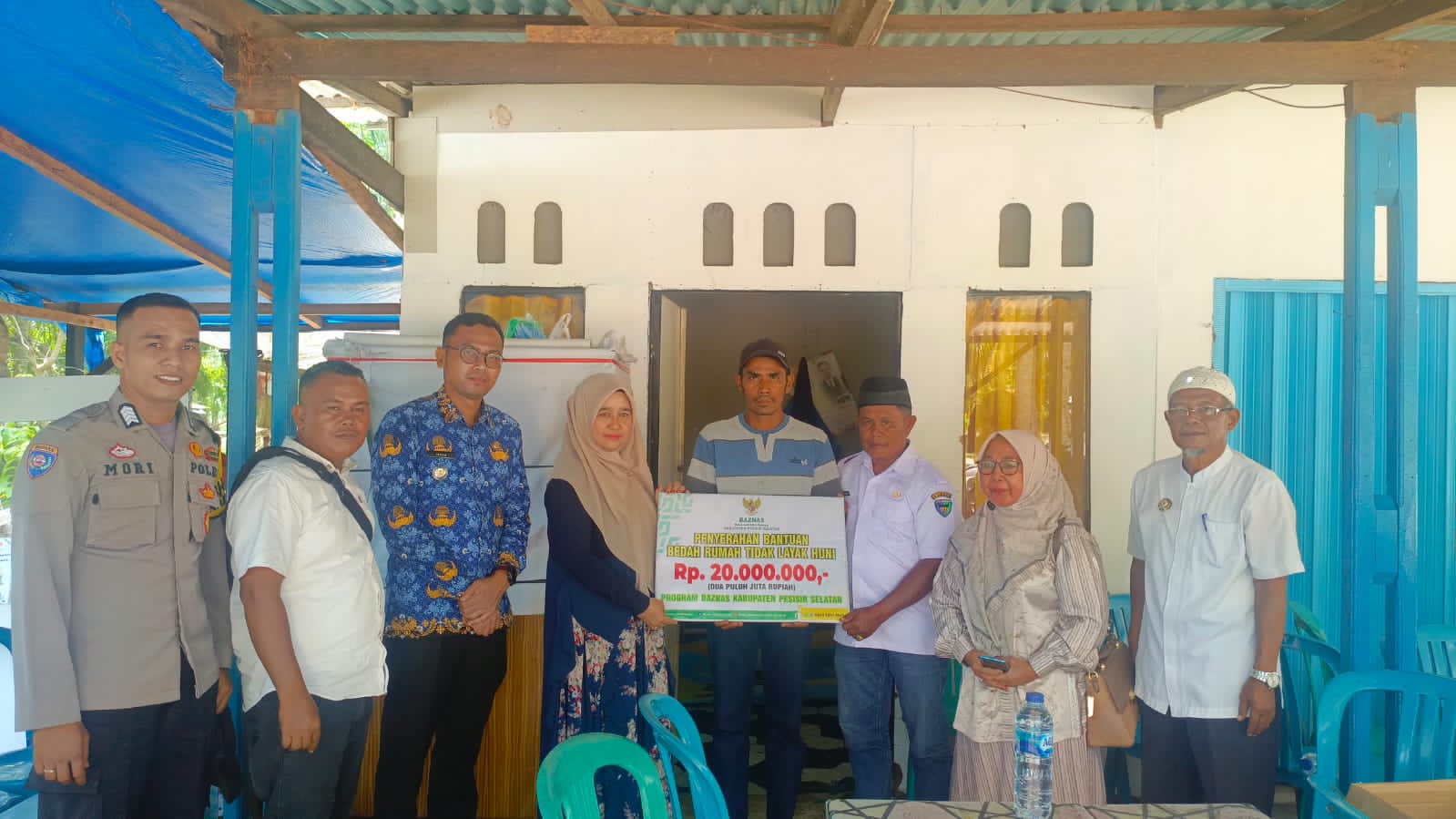 Ketua GOW Oktarina Risnaldi Serahkan Bantuan Rumah Tidak Layak Huni di Linggo Sari Baganti