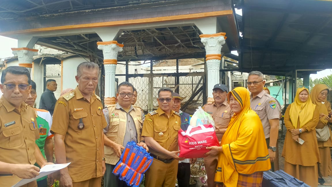 Wabup Risnaldi Serahkan Bantuan untuk Korban Kebakaran di Ranah Pesisir