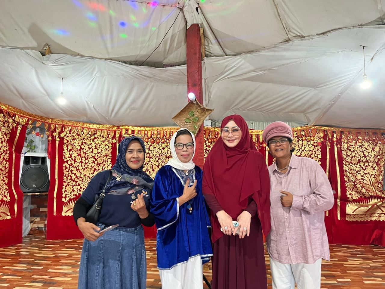 Lisda Hendrajoni Salurkan Bantuan Kearifan Lokal untuk Sanggar Tari di Solok