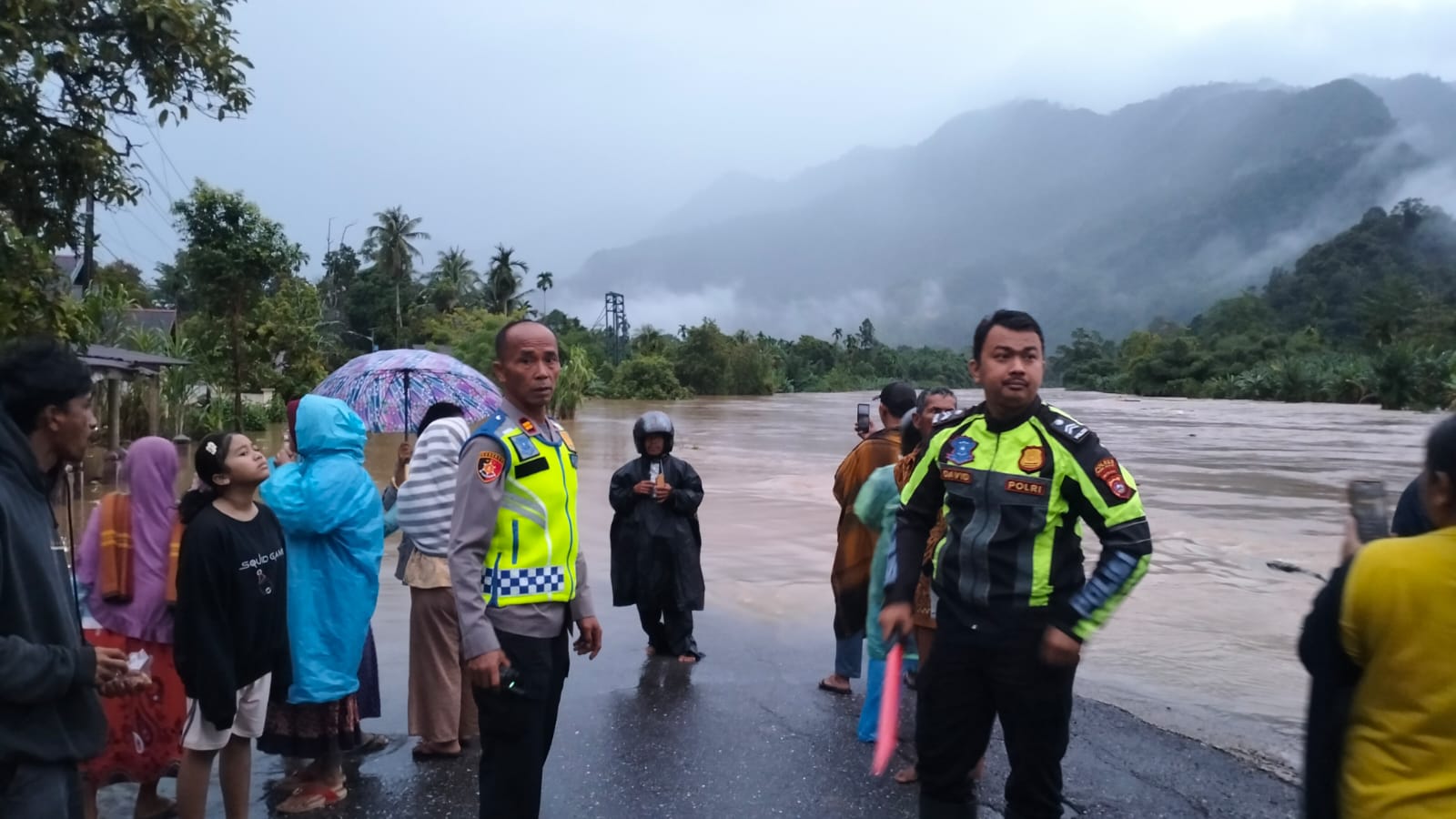 Tingginya Intensitas Hujan, Banjir Putus Akses Painan–Padang, Petugas Imbau Warga Tetap Waspada