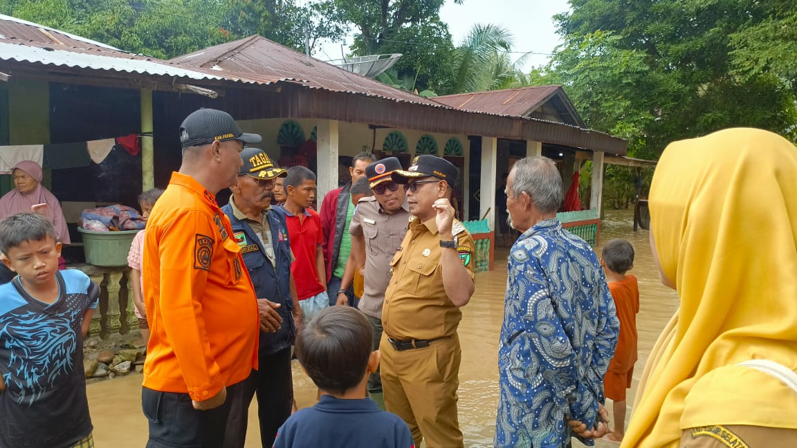 Gerak Cepat, Wabup Risnaldi Tinjau Lokasi Banjir di Sejumlah Titik di Pesisir Selatan 