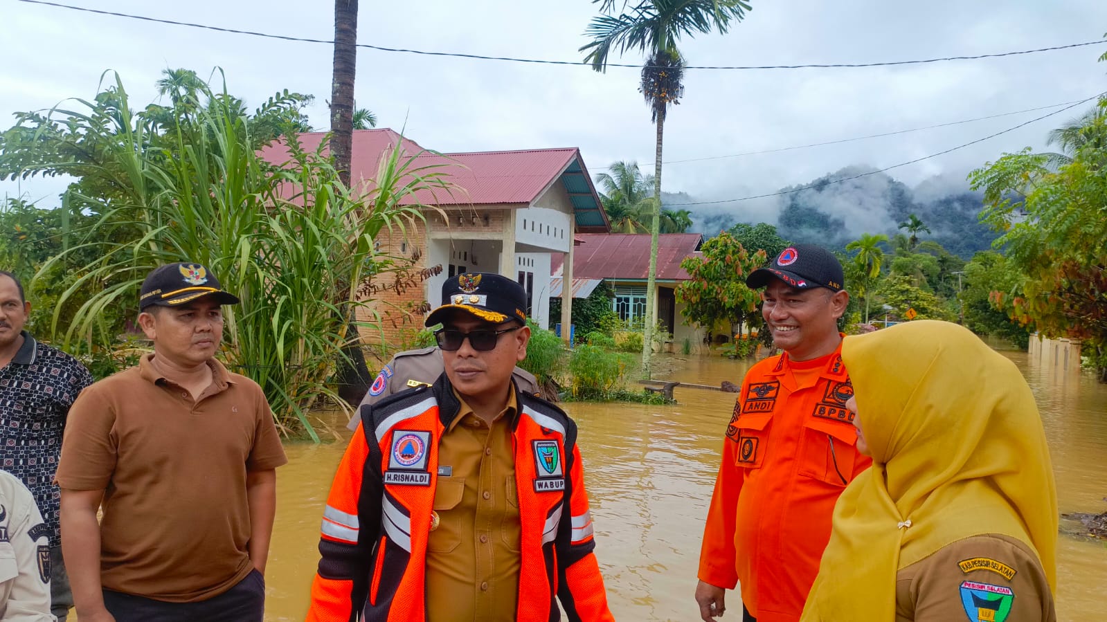 Tinjau Banjir di Koto XI Tarusan, Wabup Risnaldi Perintahkan Pendirian Dapur Umum