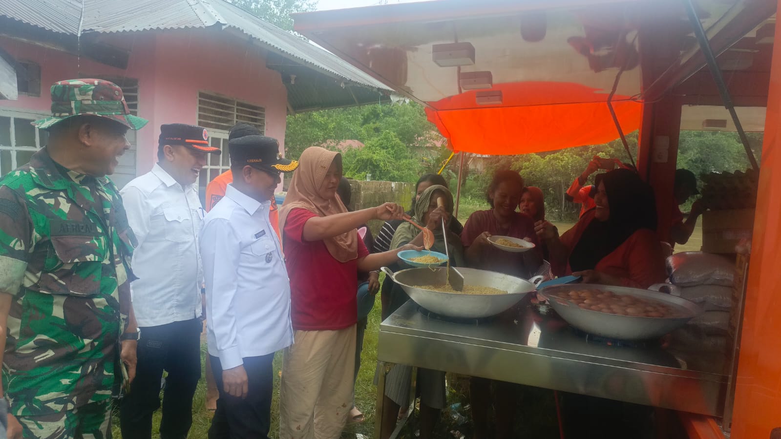 Wabup Risnaldi Tinjau Lokasi Banjir dan Dapur Umum di Tarusan dan Bayang