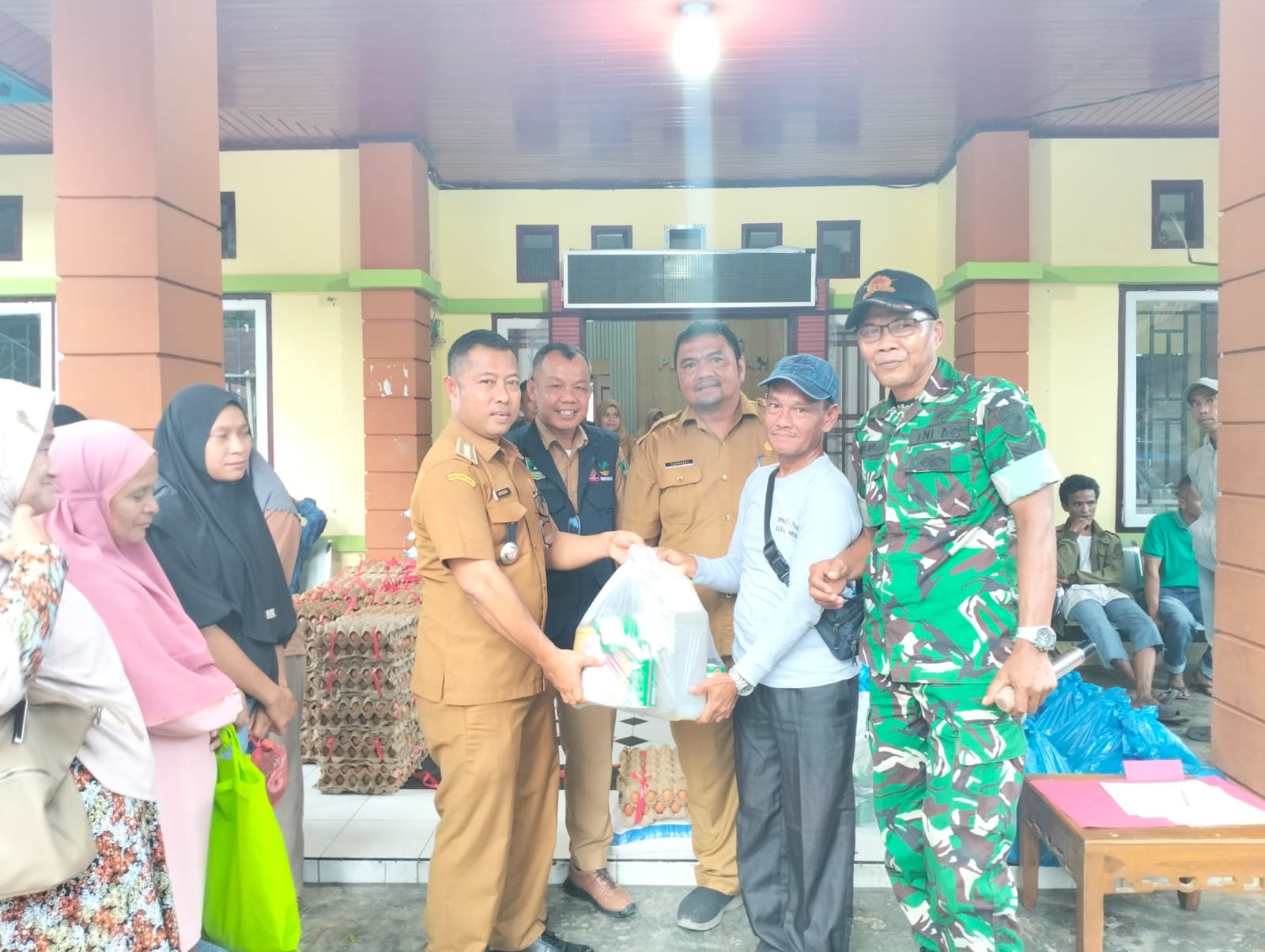 Dinsos Sumbar Salurkan 59 Paket Sembako di Kecamatan IV Nagari Bayang Utara 
