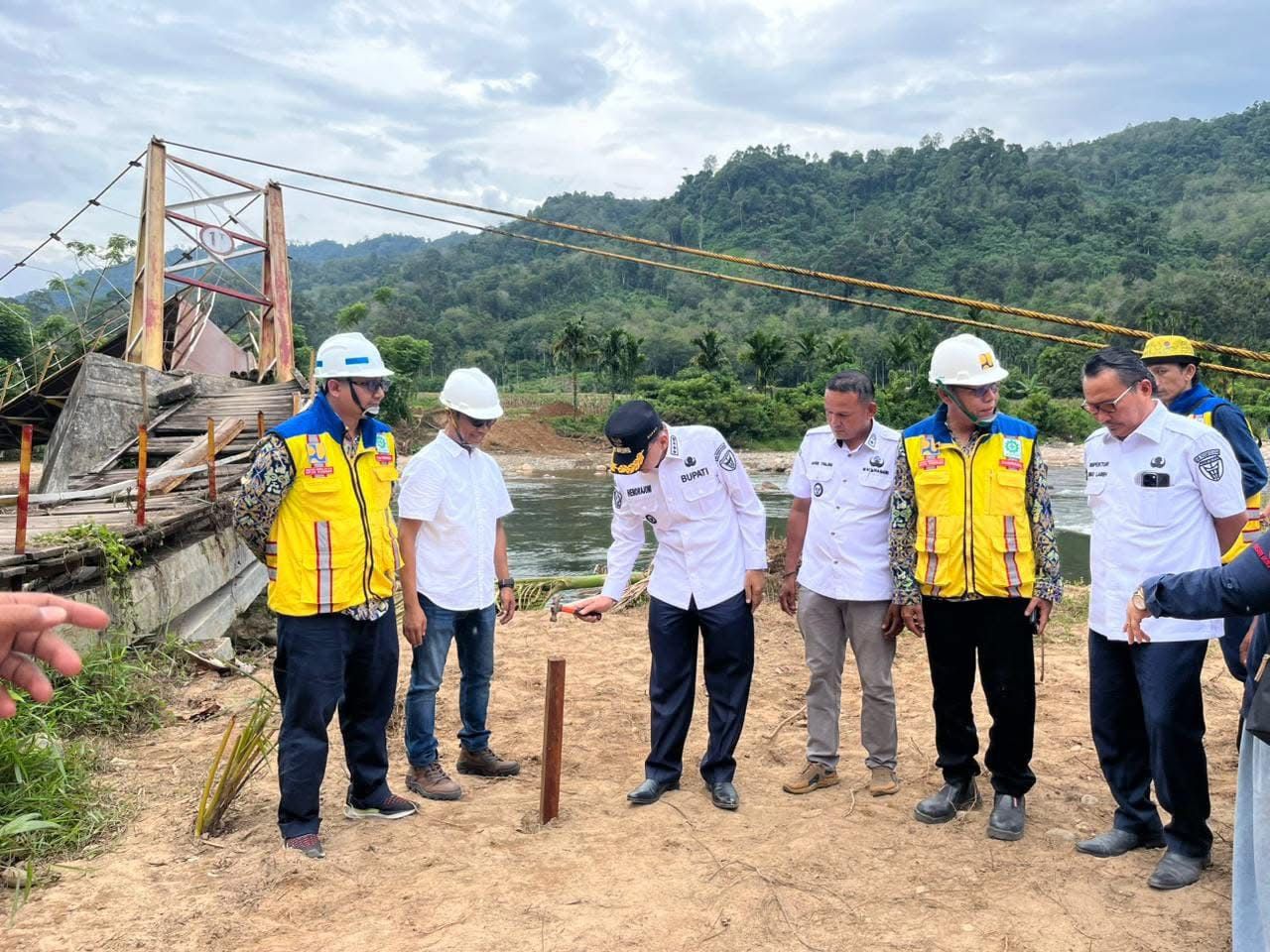 Wujudkan Harapan Warga, Bupati Hendrajoni Letakkan Batu Pertama Pembangunan Jembatan Gantung Koto Pulai