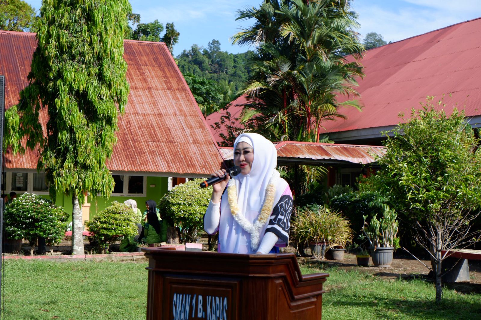 Ketua TP PKK, Lisda Hendrajoni Ajak Masyarakat Pesisir Selatan Terapkan Pola Hidup Sehat