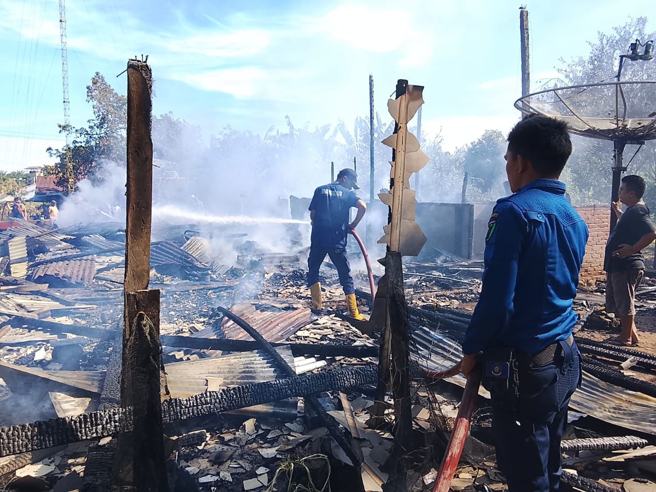 4 Rumah Kontrakan di Lunang Ludes Terbakar, Damkar Pessel dan Muko-Muko Berjibaku Jinakkan Api