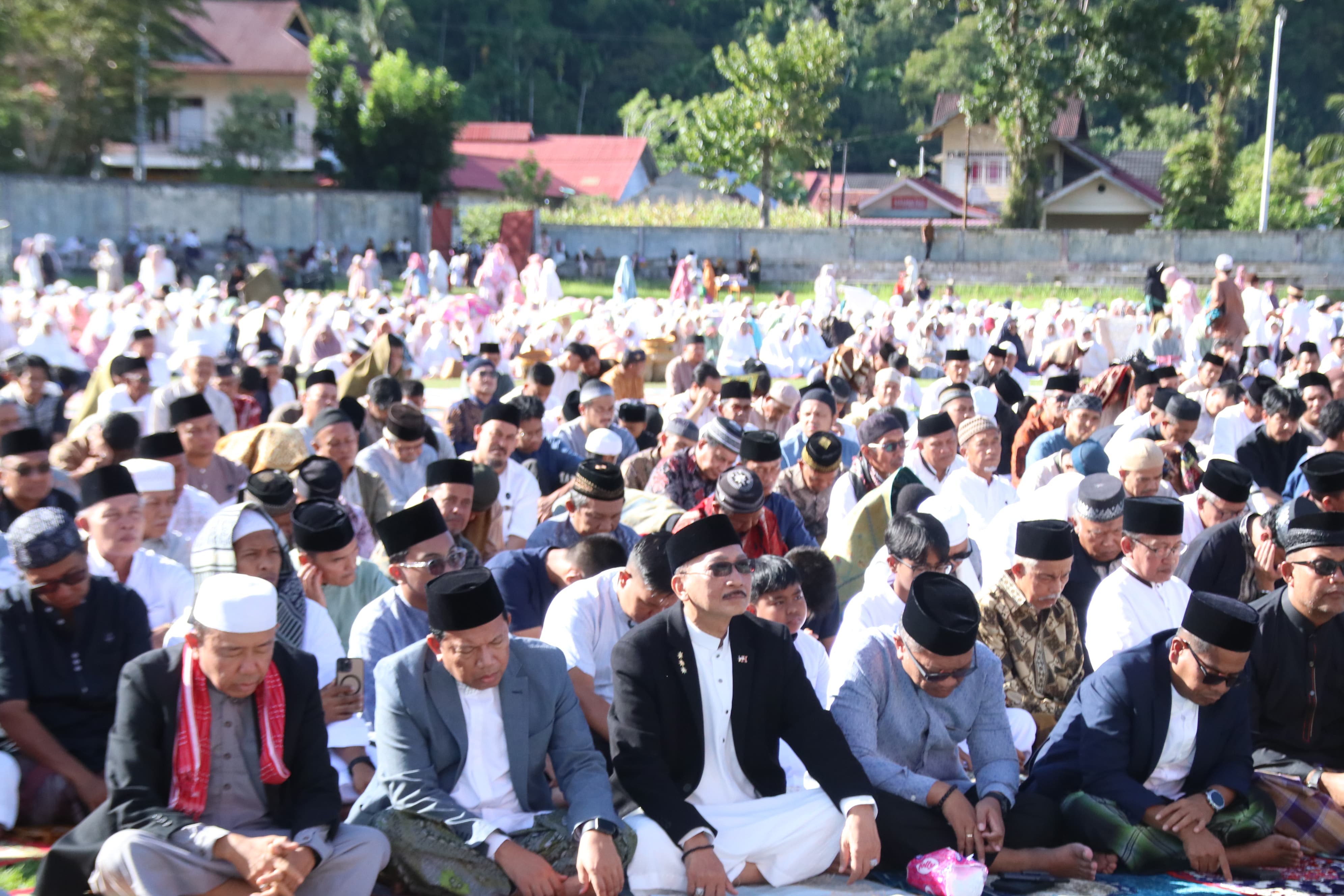 Bupati Hendrajoni Sholat Idul Adha Bersama Masyarakat di GOR Ilyas Yakub Painan
