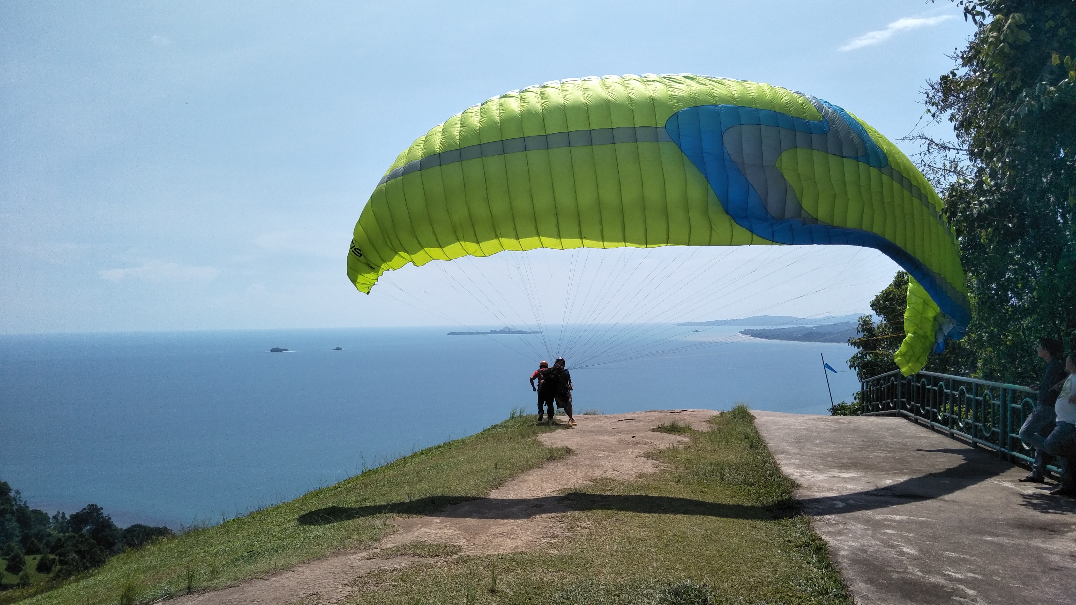 Puncak Langkisau Jadi Sasaran Wisatawan Berparalayang Dengan Keindahanya Diatas Laut