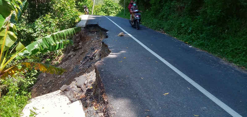 Badan jalan di  Kampung Limau Puruik Nagari Koto Ranah Kecamatan Bayu Pessel  amblas   akibat longsor  pasca hujan lebat     