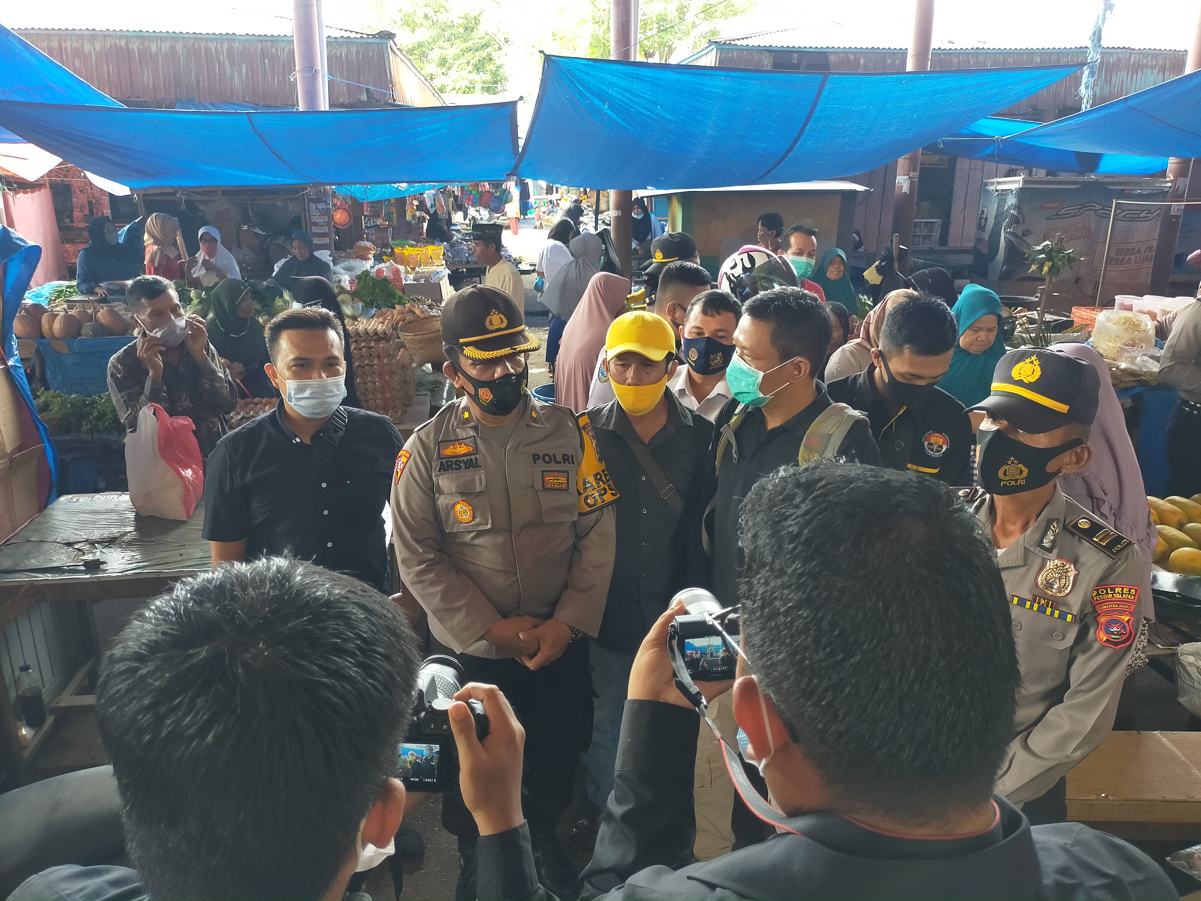 Peduli Covid 19, Jurnalis Pesisir Selatan Bagikan Masker