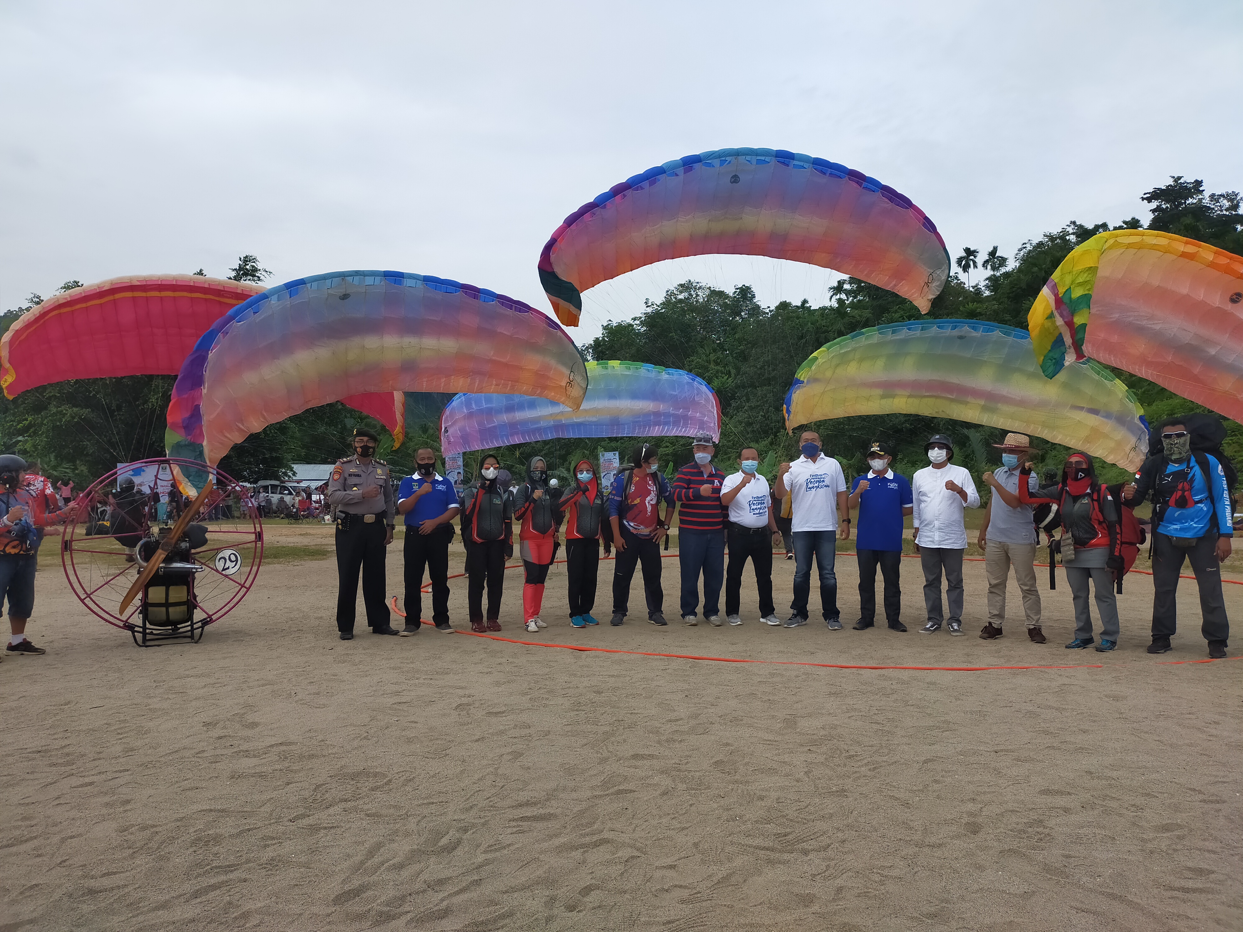 Festival Paralayang Pesona Langkisau 2021 Resmi Ditutup Oleh Wagub Sumbar, Audy Joinaldy