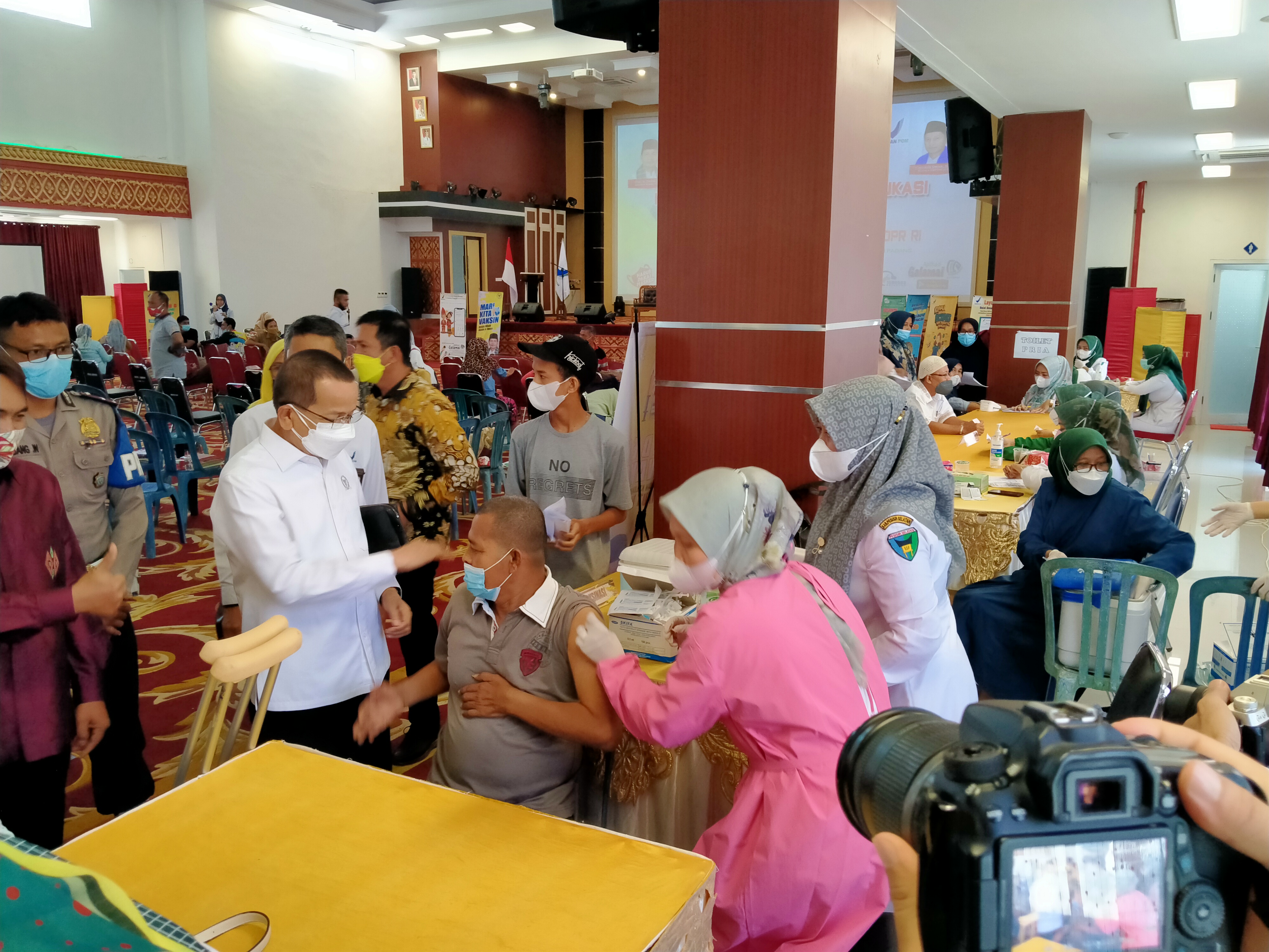 Anggota DPR RI Darul Siska Laksanakan Vaksinasi Bagi Masyarakat Pesisir Selatan