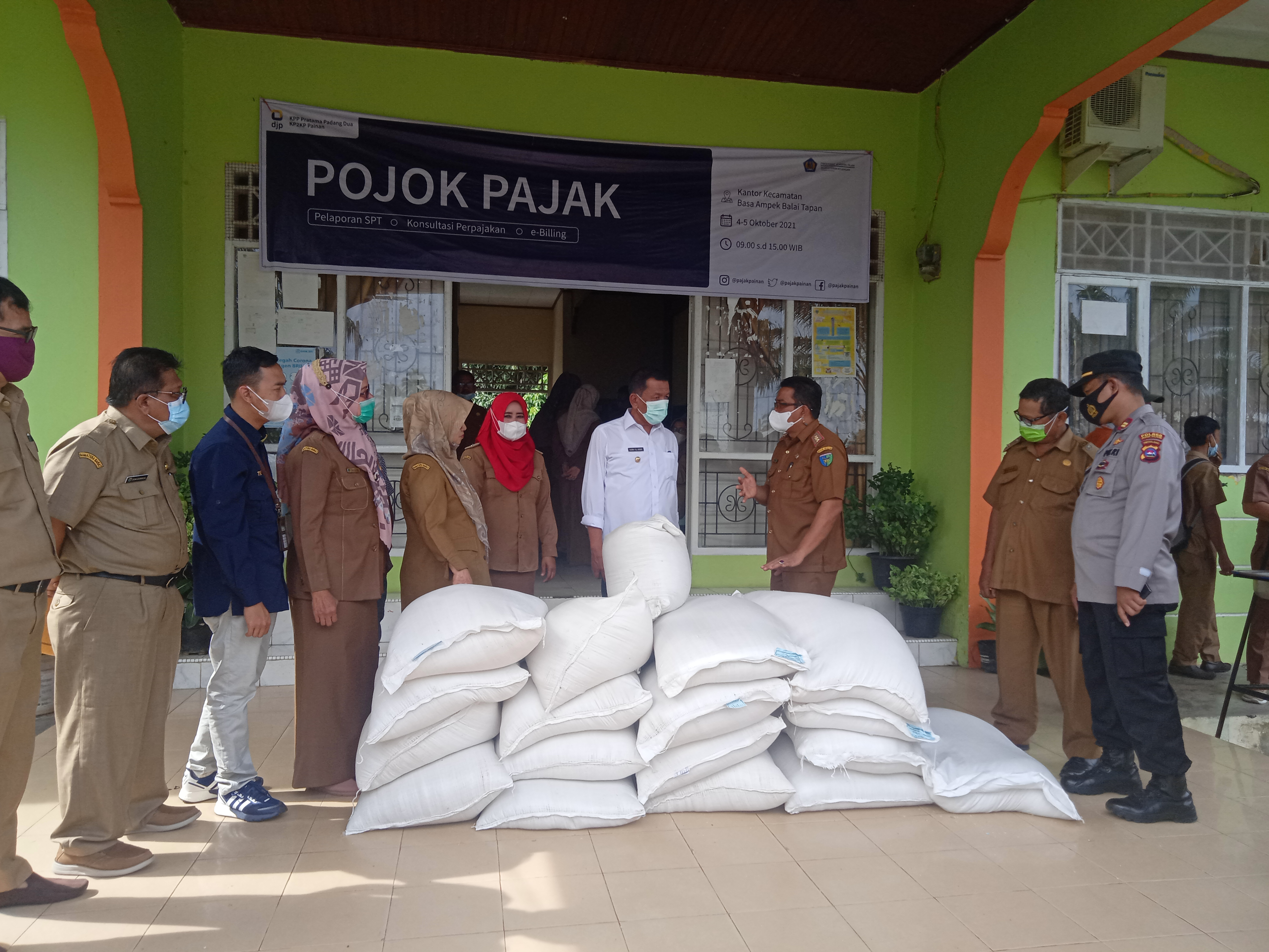 Bupati Rusma Yul Anwar Salurkan Bantuan Kepada Korban Terdampak Banjir Tapan