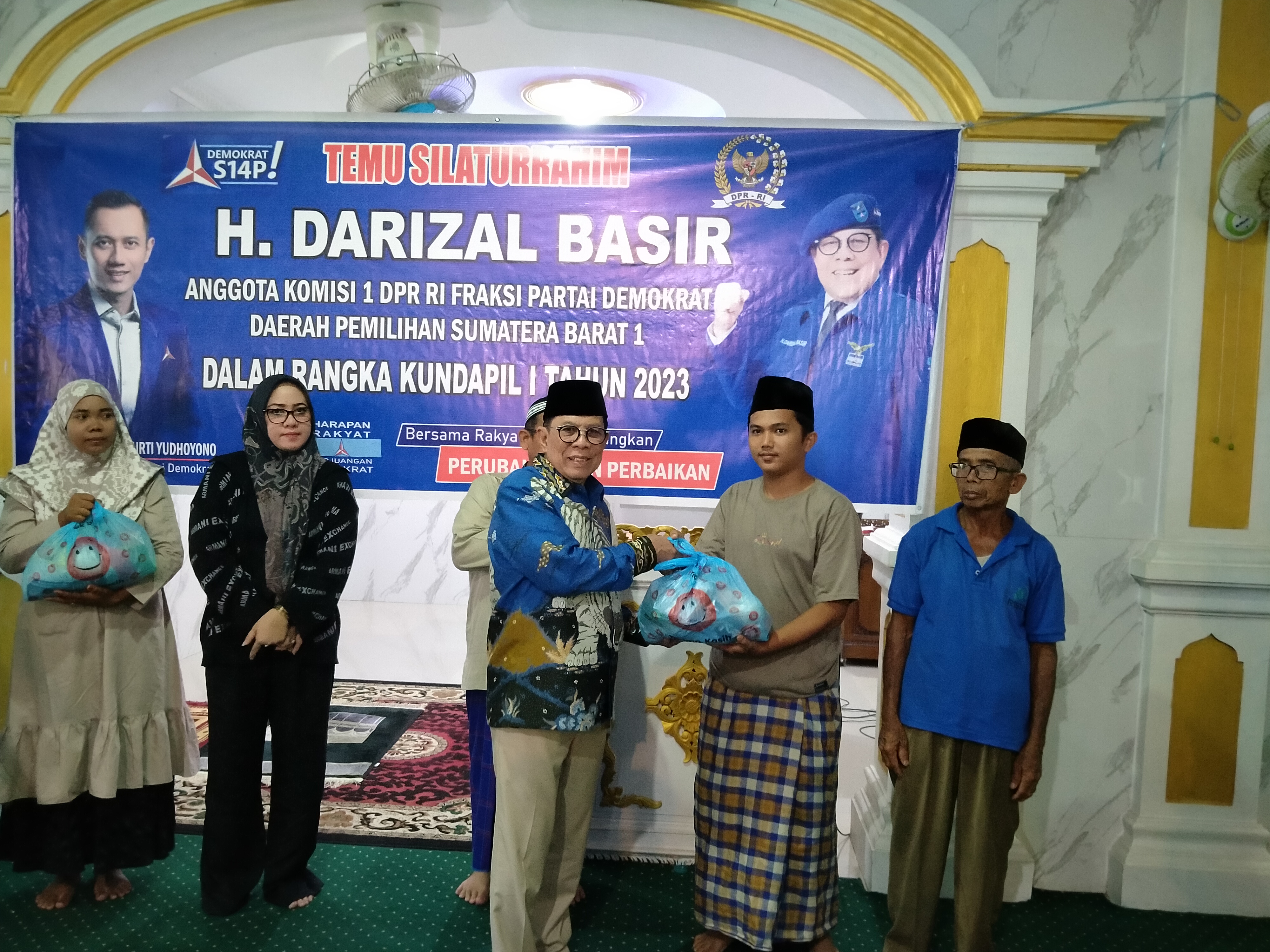 Kundapil ke Pesisir Selatan,  Darizal Basir Salurkan 800 Paket Sembako Pada Warga Miskin 