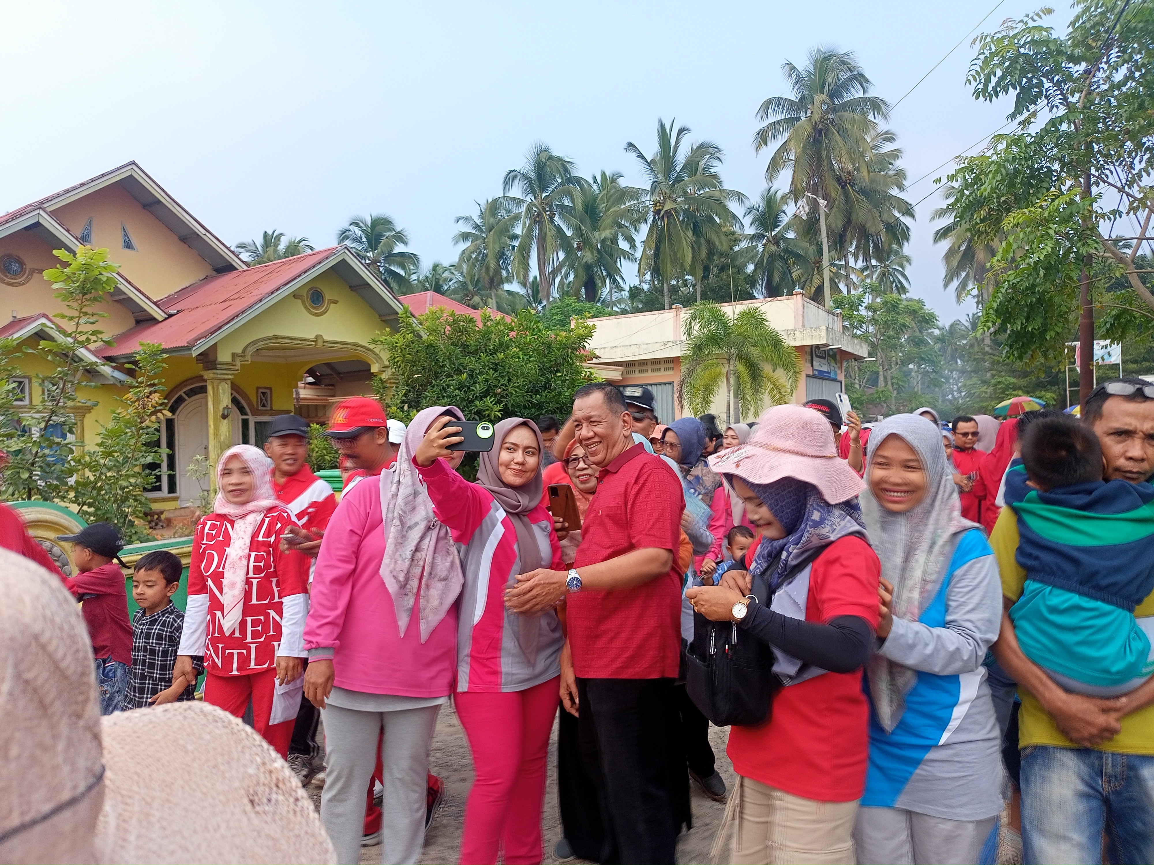 Peringati Hari Sumpah Pemuda Ke-95, Ribuan Warga Antusias Ikuti Acara Jalan Santai di Sutera