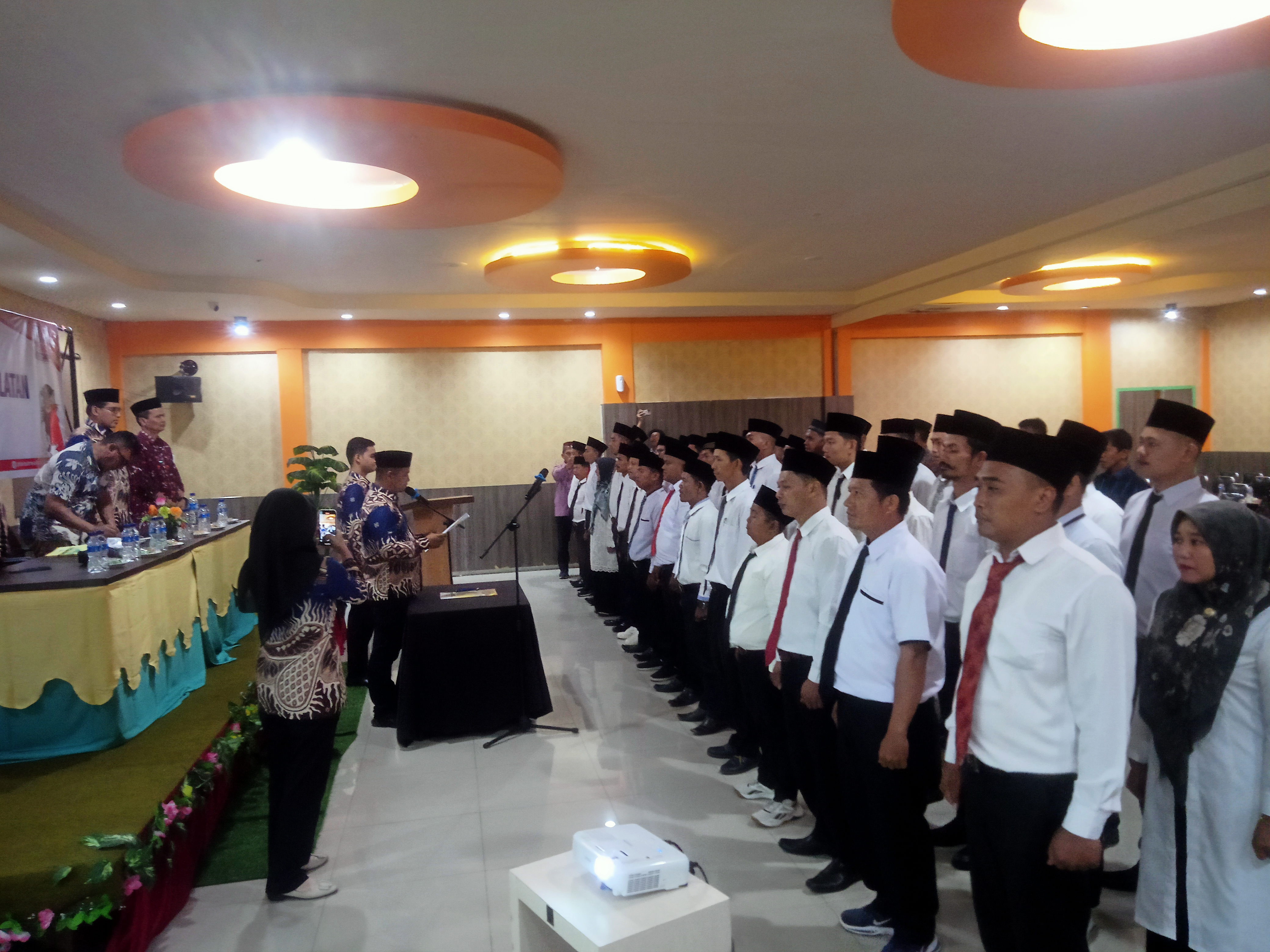 Diminta Segera Bekerja, Ketua Bawaslu Pessel Lantik 45 Anggota Panwaslu Kecamatan 