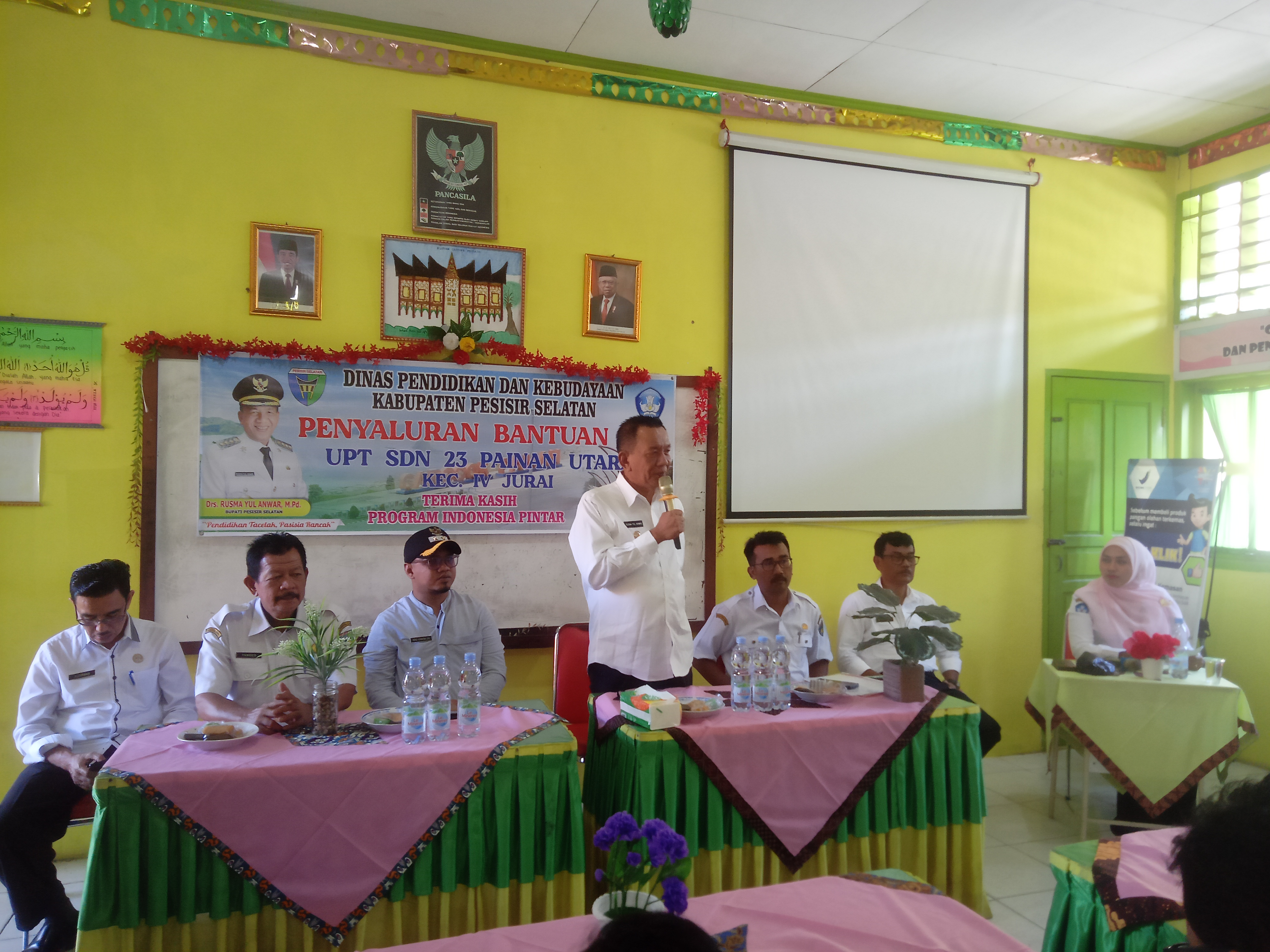 Bupati Pessel Rusma Yul Anwar Serahkan Bantuan PIP di SDN 23 Painan Utara 