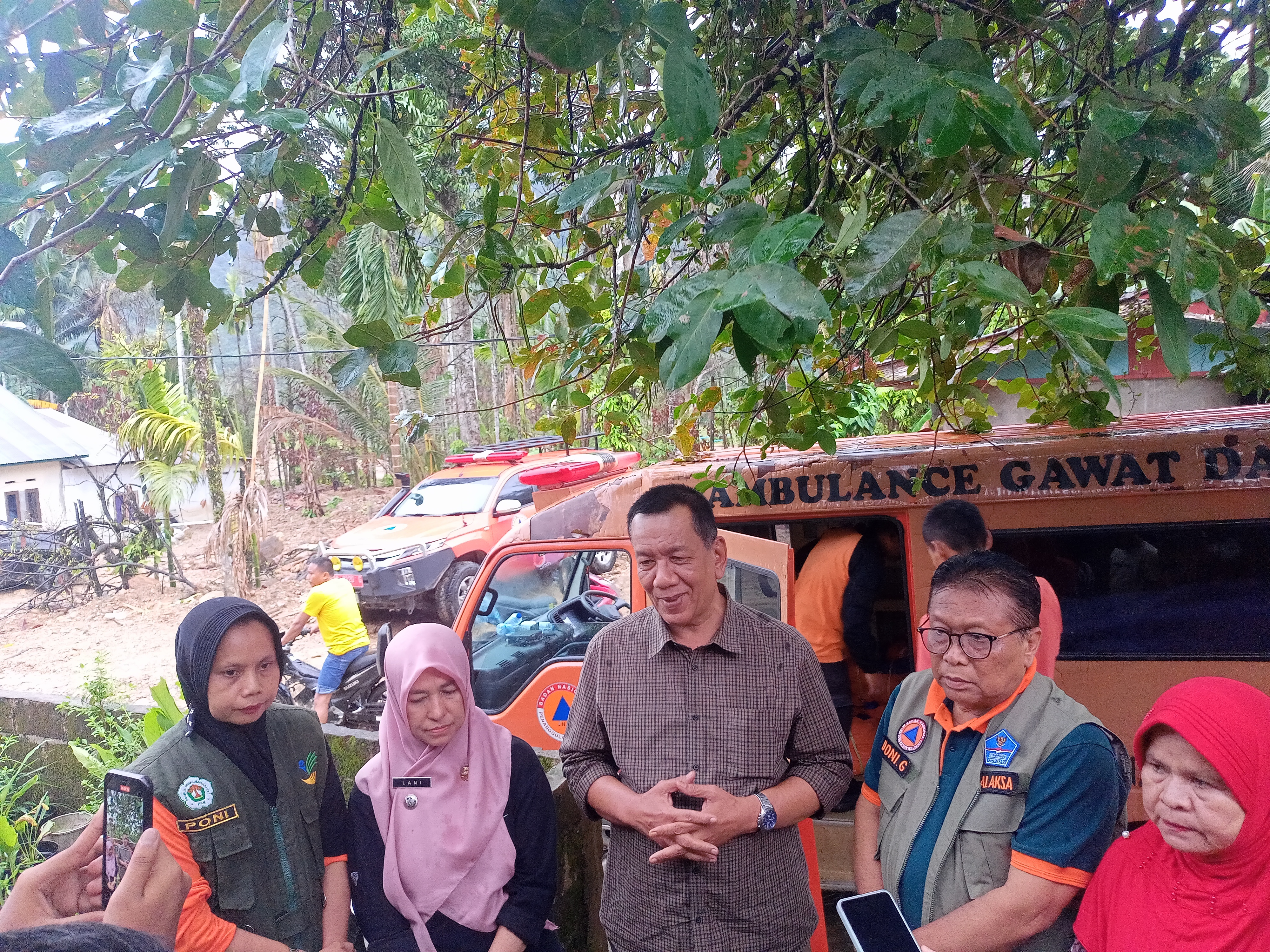 Bupati Pessel Salurkan Bantuan Untuk Korban Banjir di Kampung Tanjung Tarusan