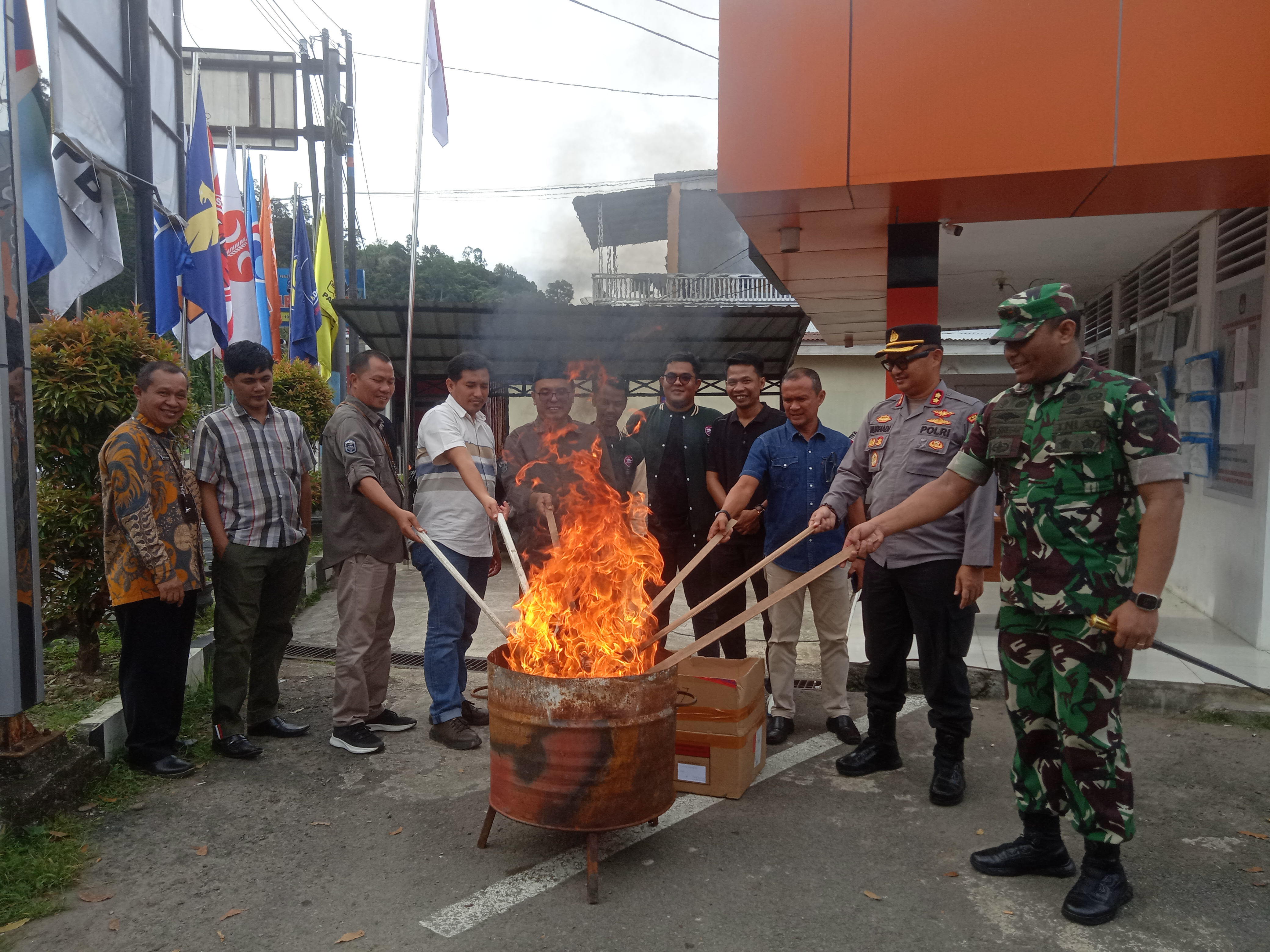 Sebanyak 749 Kelebihan Surat Suara  PSU DPD RI Dimusnahkan KPU Pessel 