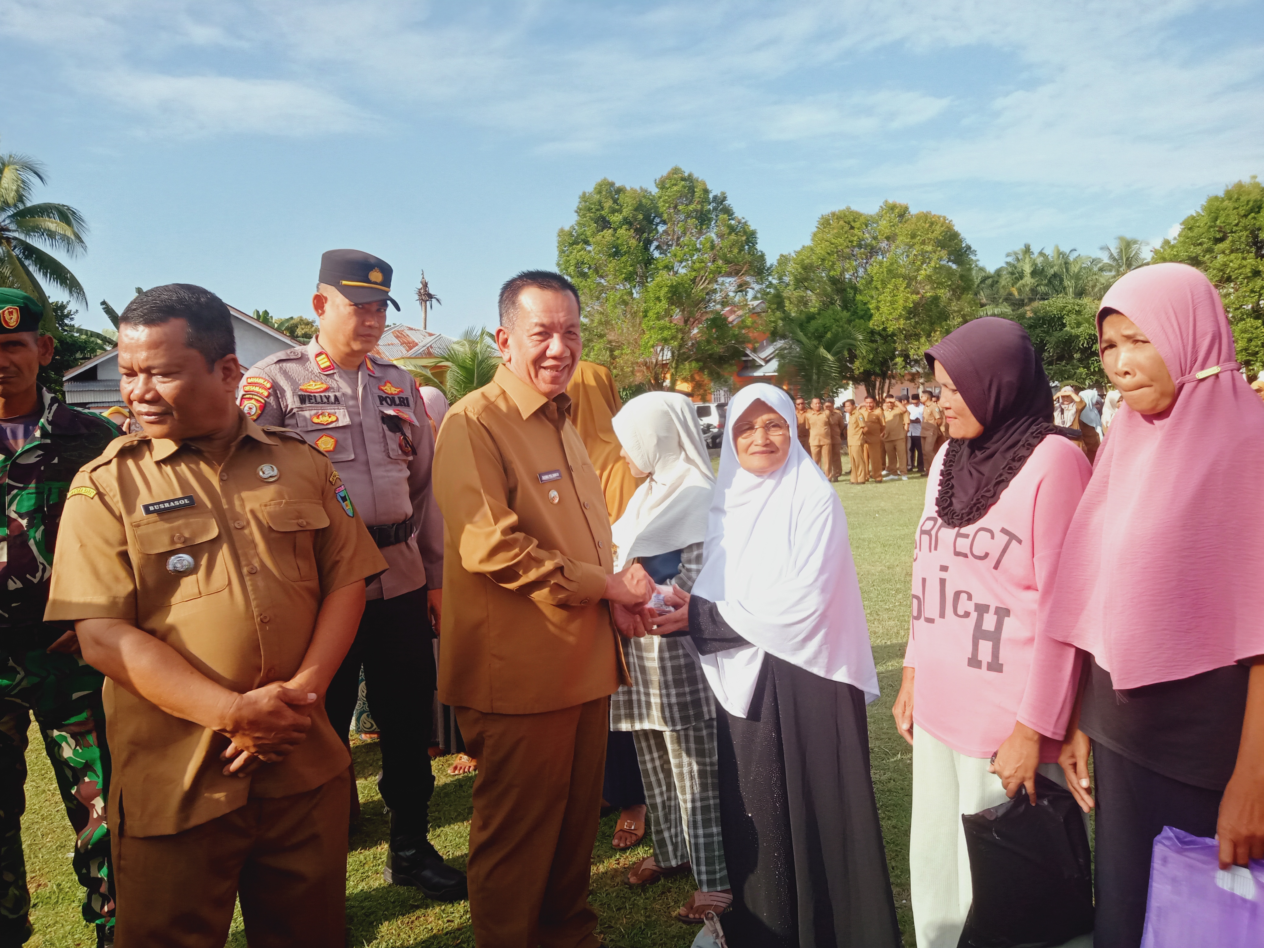 Bupati Pesisir Selatan Bagikan BPJS Kesehatan untuk 5.035 Jiwa di Linggo Sari Baganti