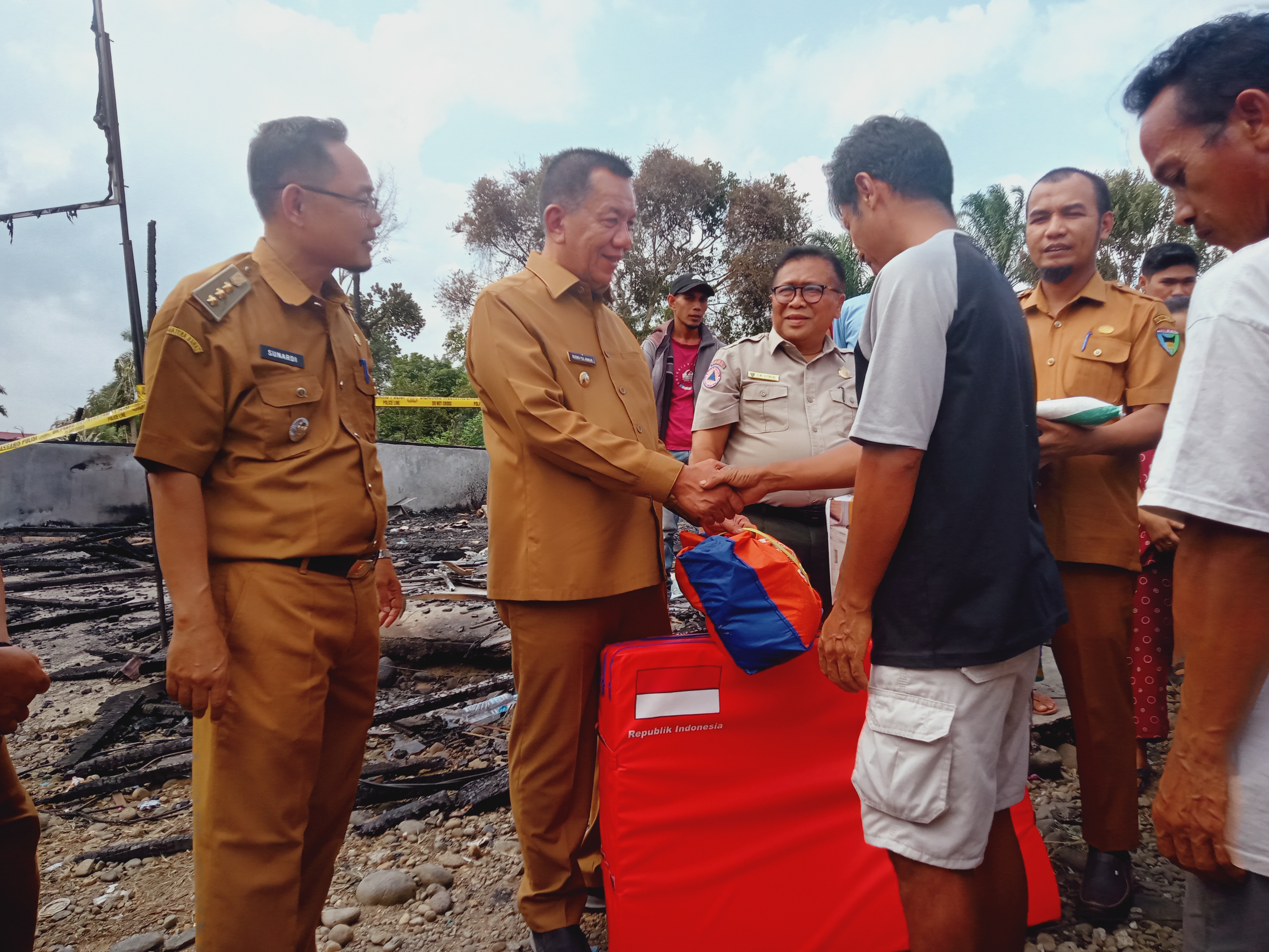 Bupati Pesisir Selatan Bantu Korban Kebakaran di Nagari Lunang
