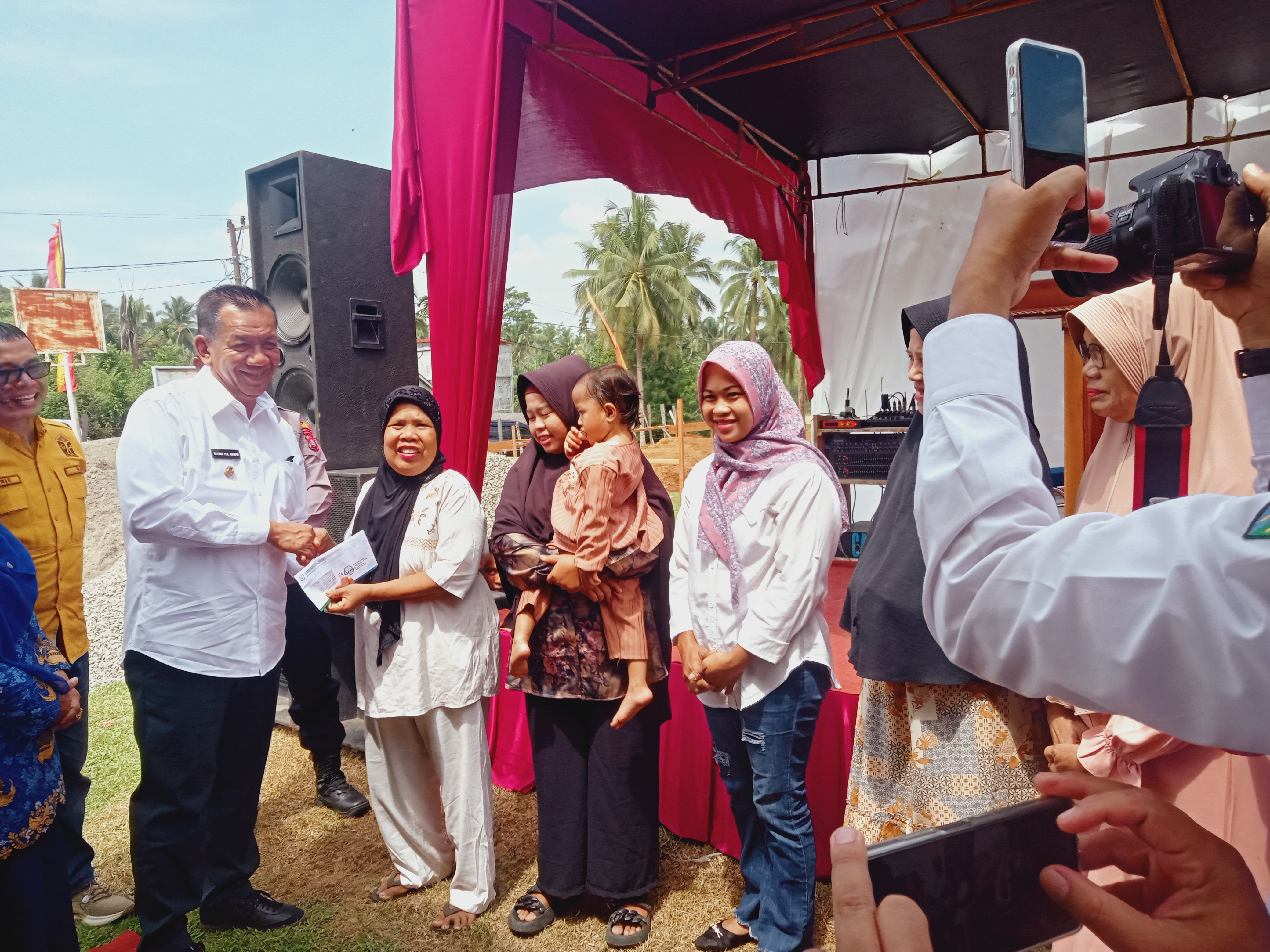 Bupati Kembali Serahkan 837 Kartu BPJS Kesehatan Pasisia Rancak di Kecamatan Air Pura