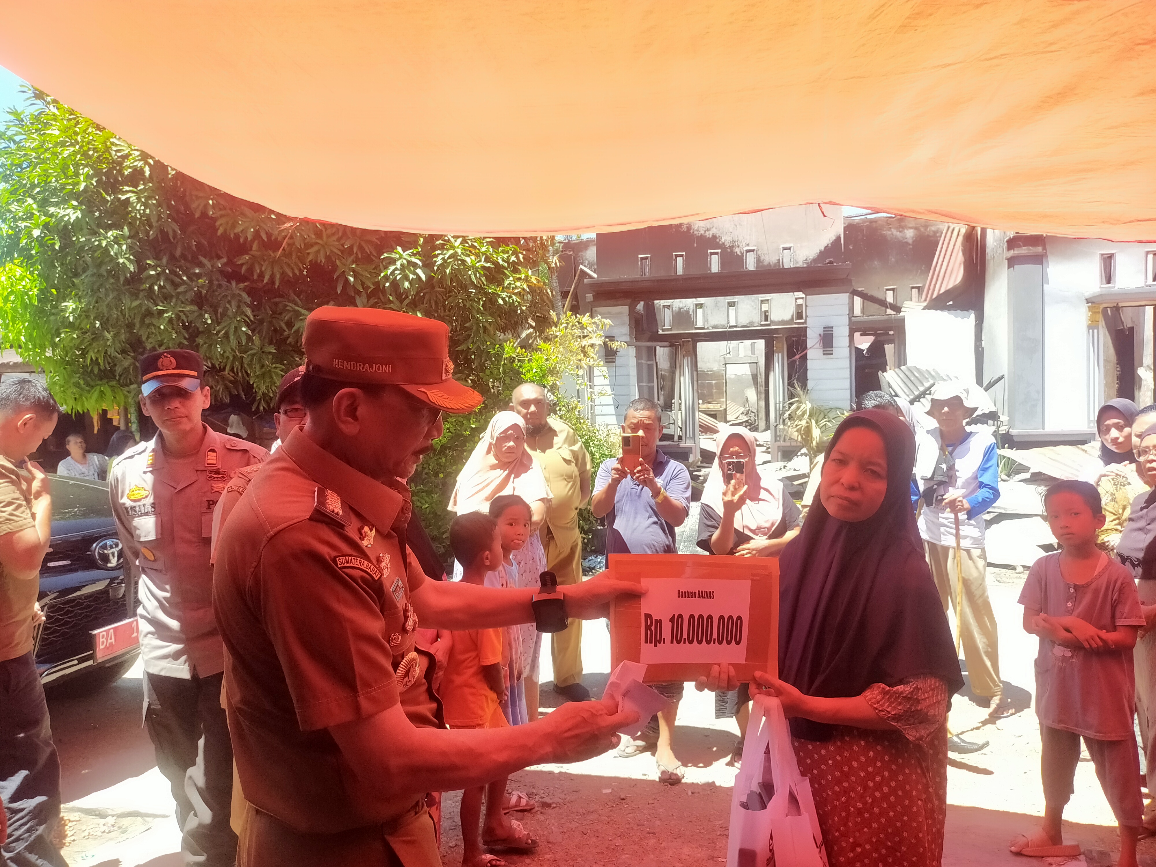 Bupati Hendrajoni Tinjau Lokasi Kebakaran di Kambang Timur, Serahkan Bantuan untuk Korban