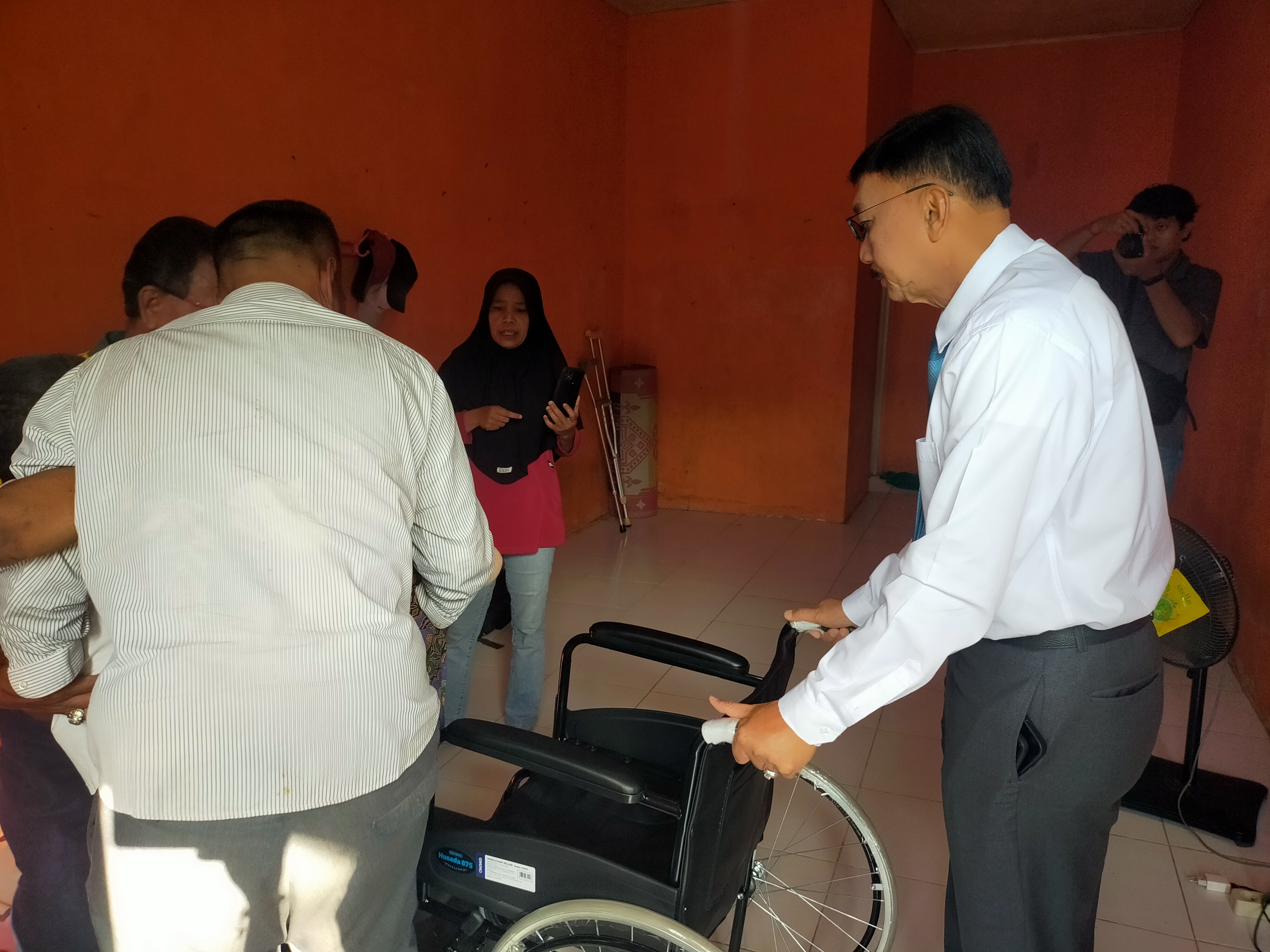 Tersenyum Haru, Irwanto Terima Bantuan Kursi Roda dari Bupati Hendrajoni