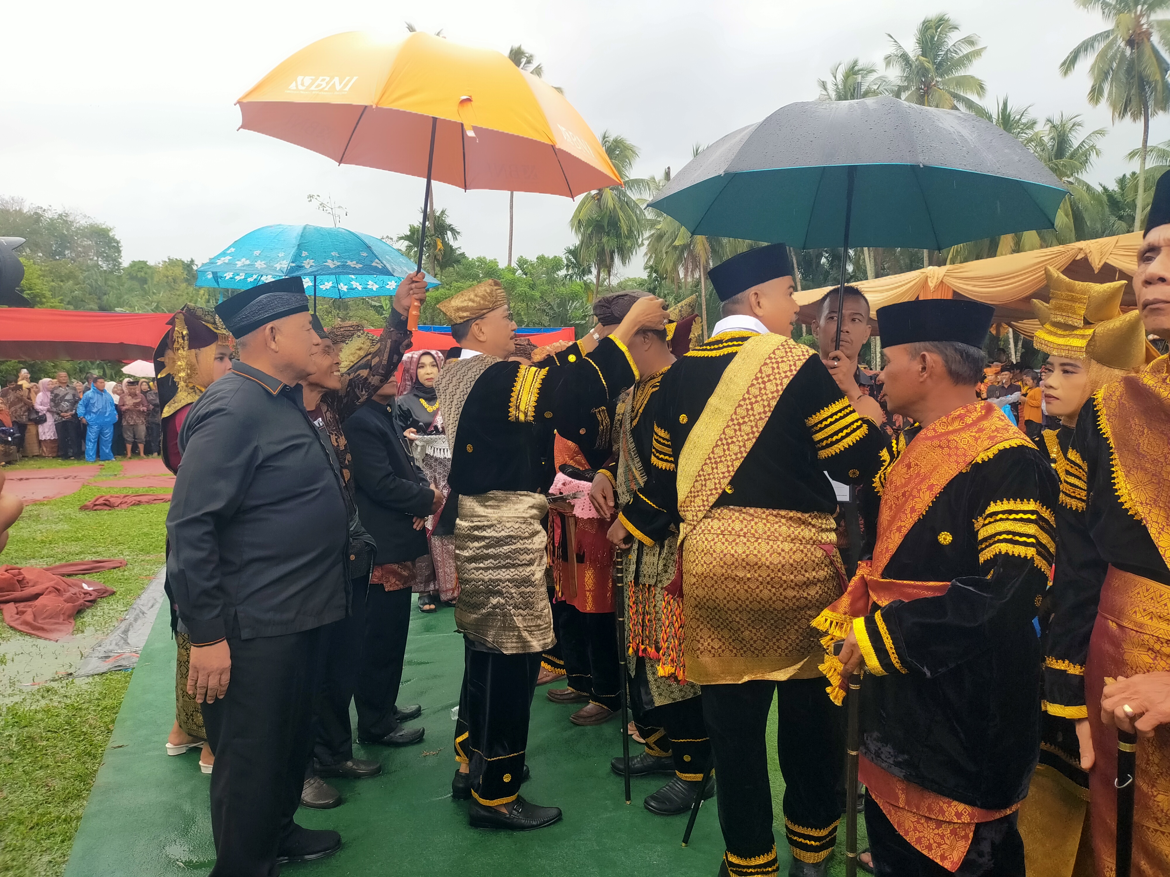 Bupati  Hendrajoni: Gelar Datuak Adalah Amanah Besar. 80 Penghulu Resmi Sandang Gelar Datuak di Nagari Kambang