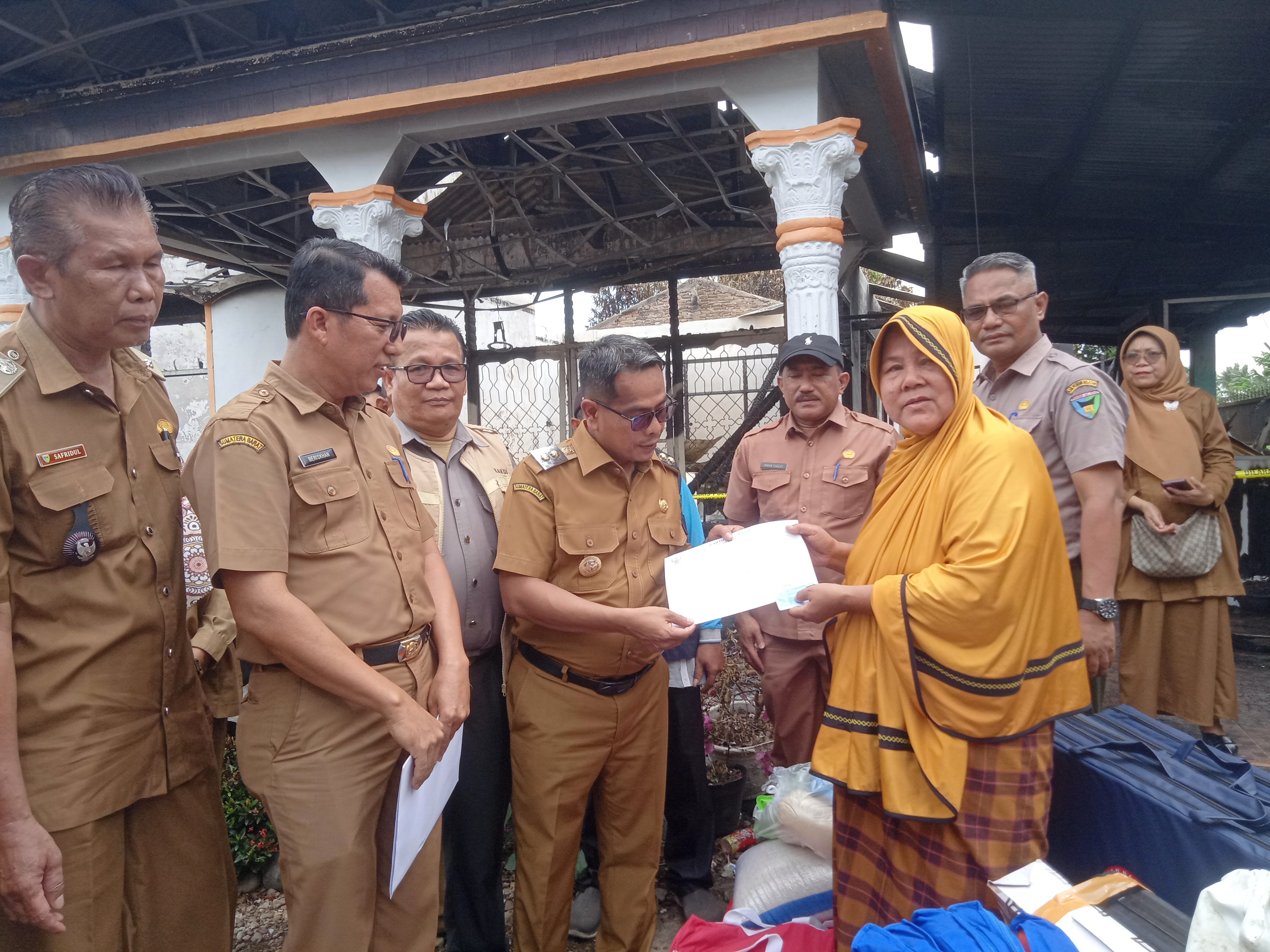 Wabup Pessel Antar Langsung Dokumen Korban Kebakaran Lewat Inovasi SUPER CEPATD