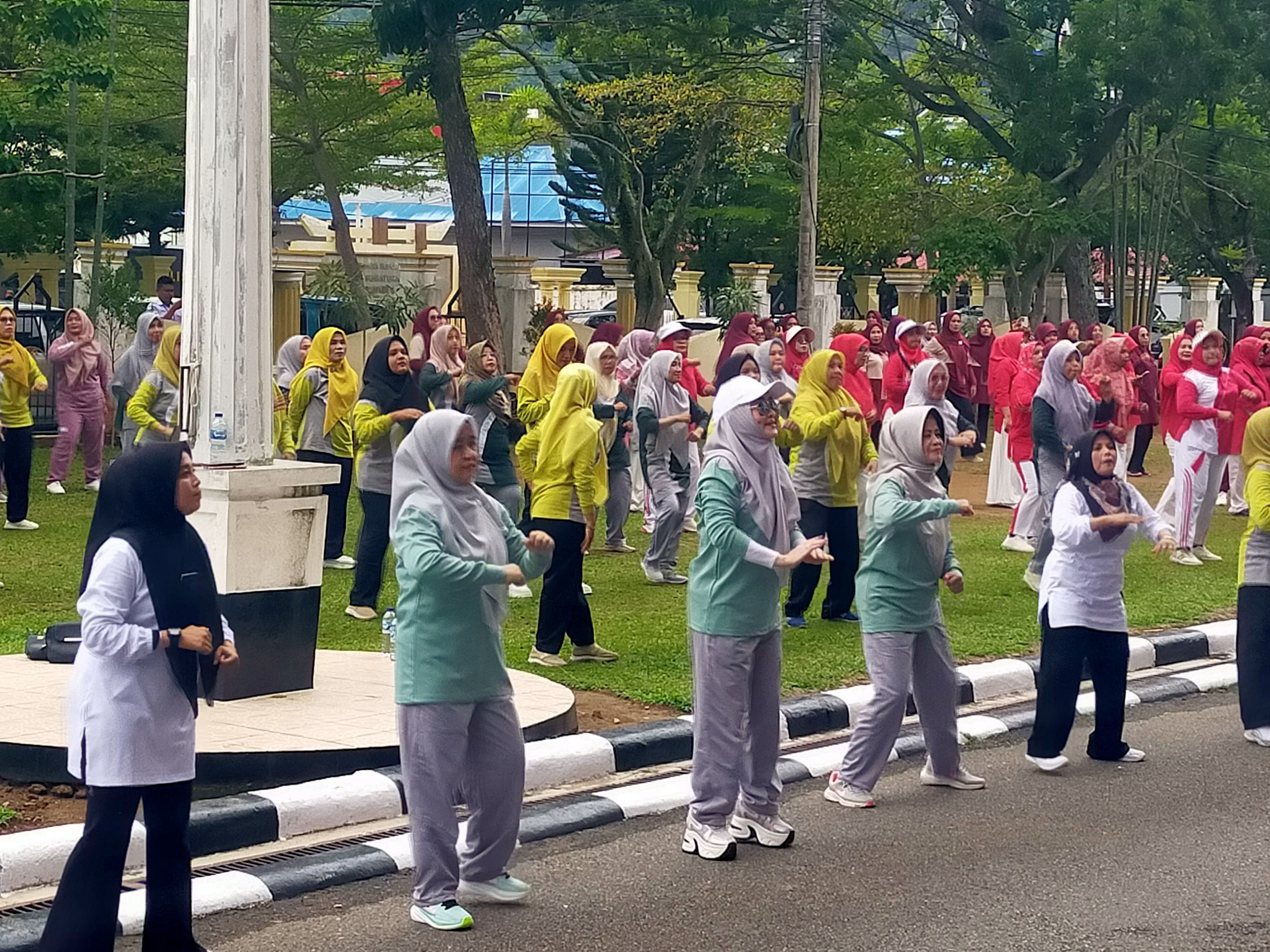 Ratusan Kader PKK Meriahkan Senam Bersama di Halaman Kantor Bupati Pesisir Selatan