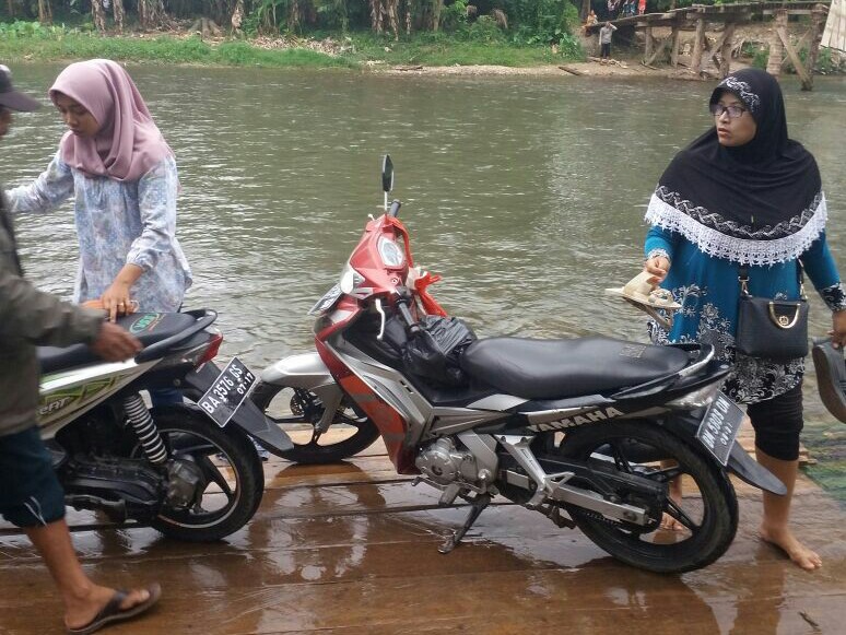 Warga Guna Alternatif Rakit Apung Untuk Seberangi Di Kambang