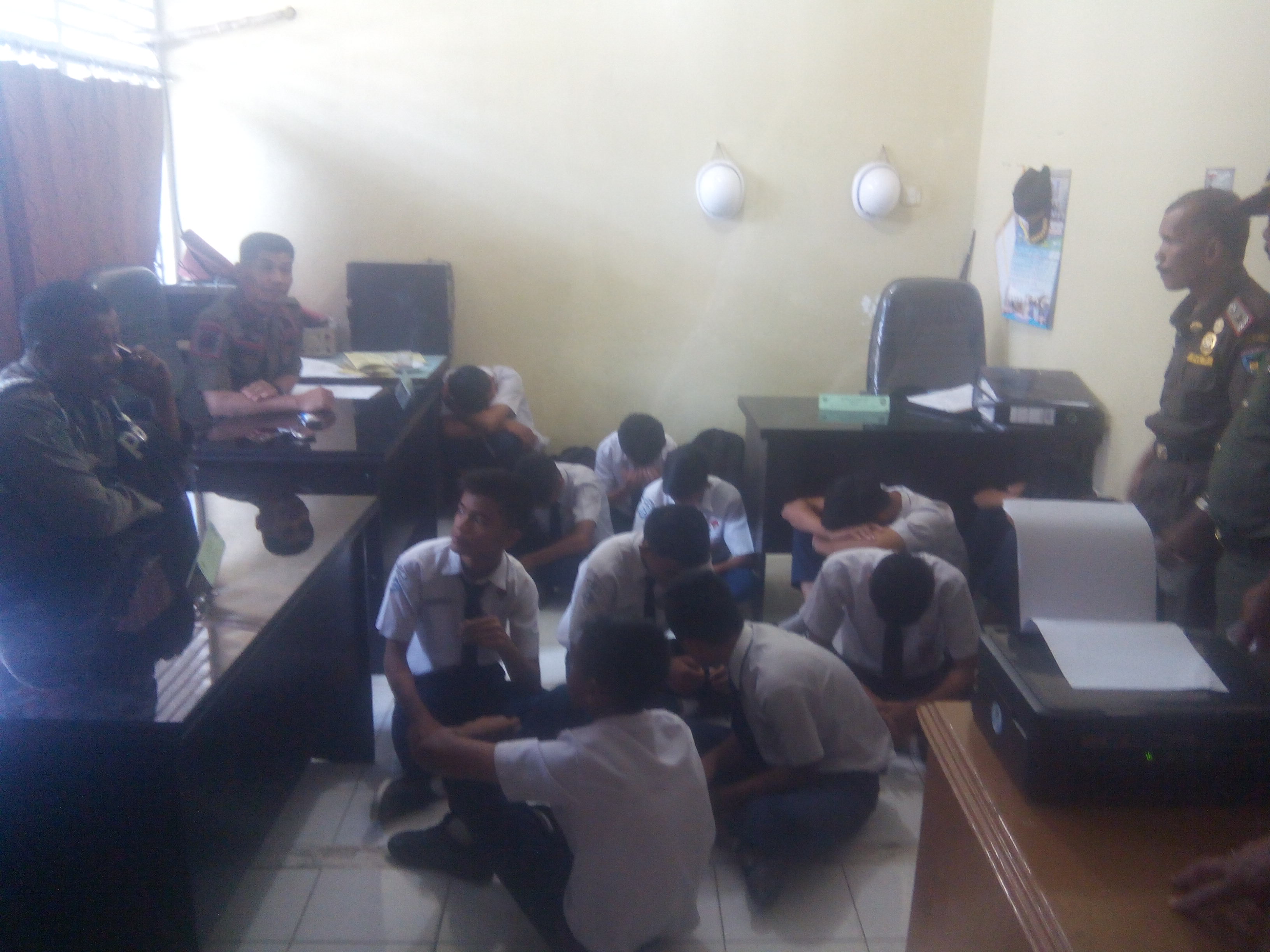 14 orang pelajar, dicokok satpol PP dan Damkar asik main game online.