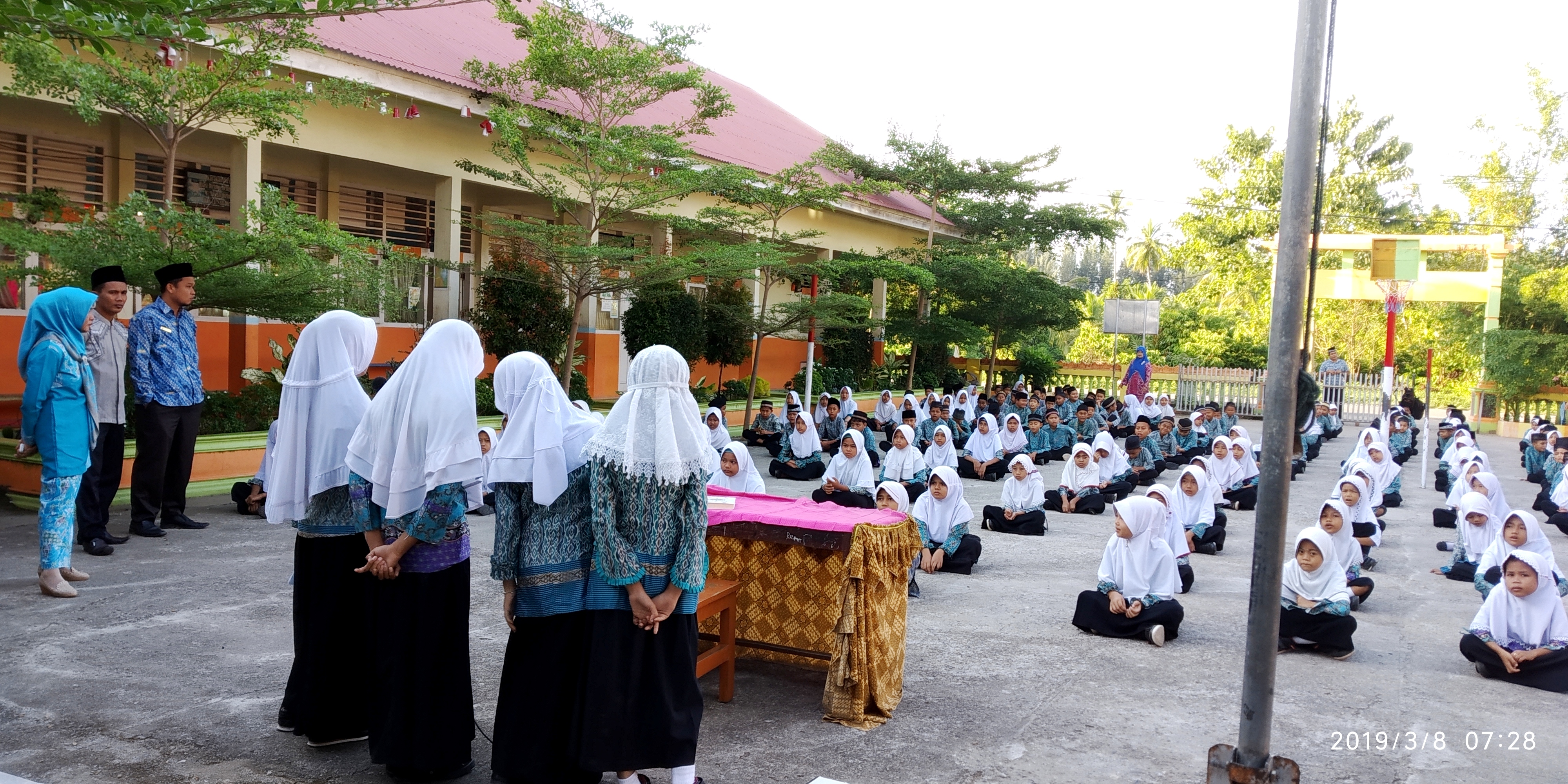 Murid SD Negeri 05 Pasar Baru Kecamatan Bayang Pessel ditempa dengan pendidikan agama pada setiap jumat