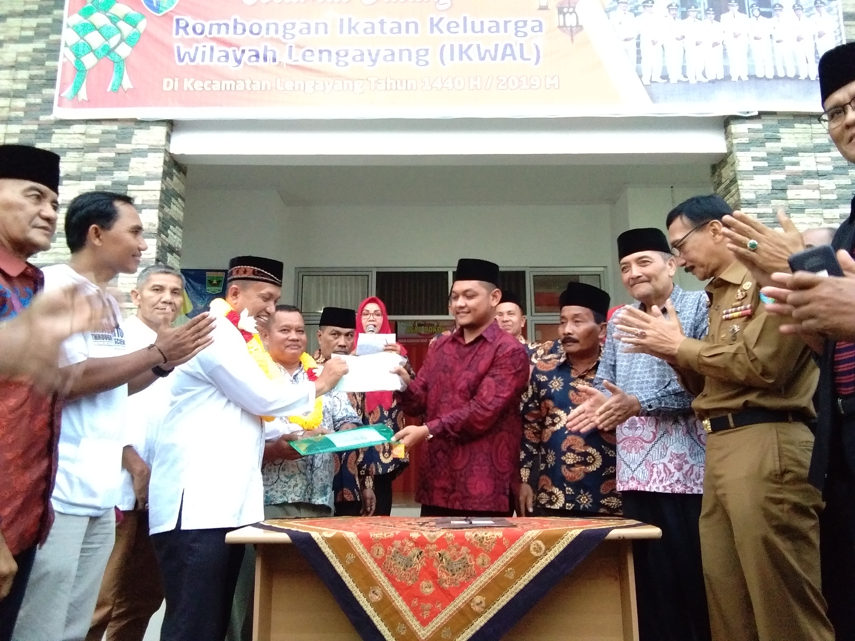Bupati Hendrajoni Apresiasi Hadiah Ambulance Dari IKWAL 