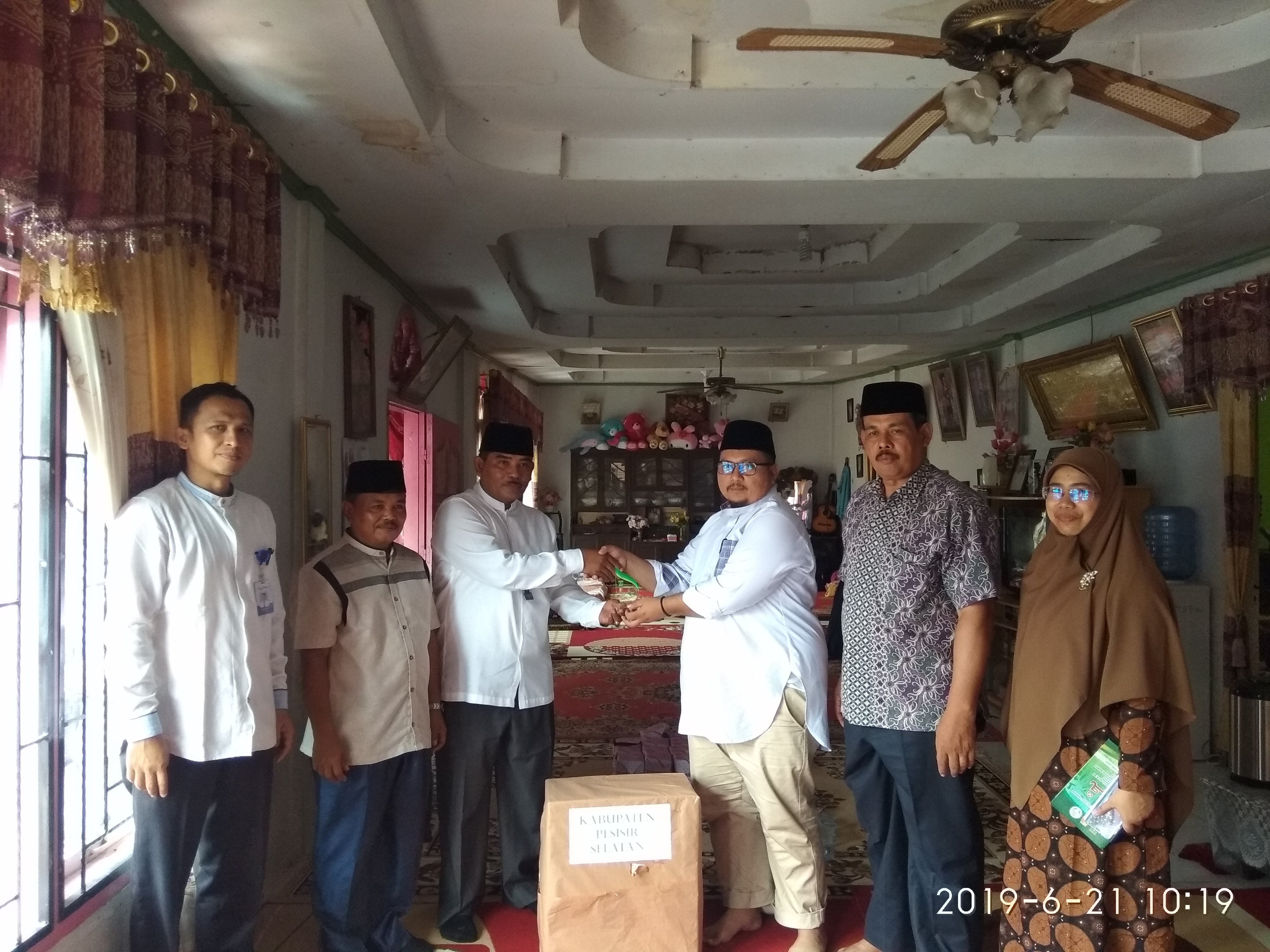 Pemko Solok Berikan  Cendramata Kepada Khafilah Pessel