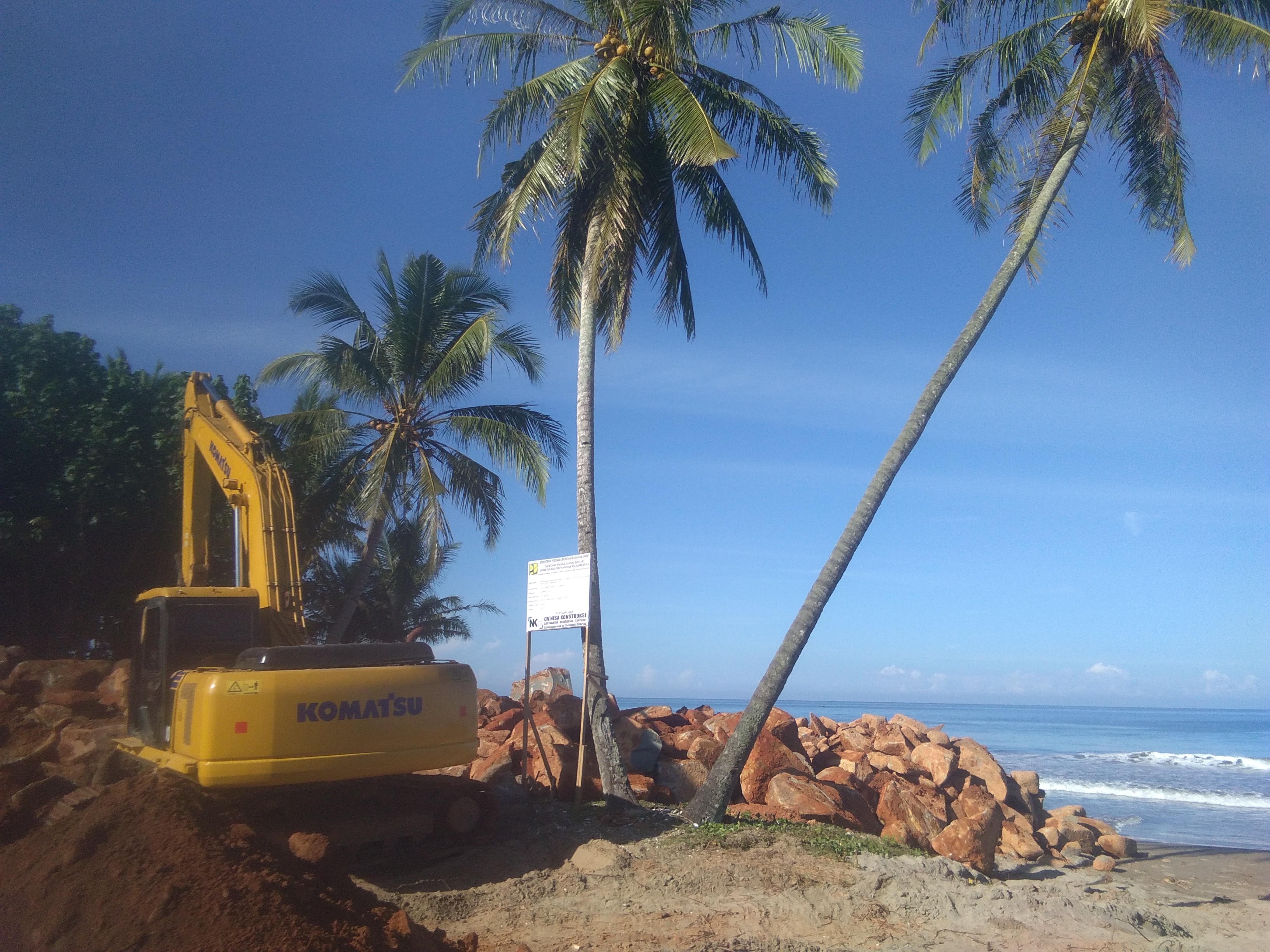 Pembangunan Batu Penahan Ombak Di Pantai Kambang Dilanjutkan