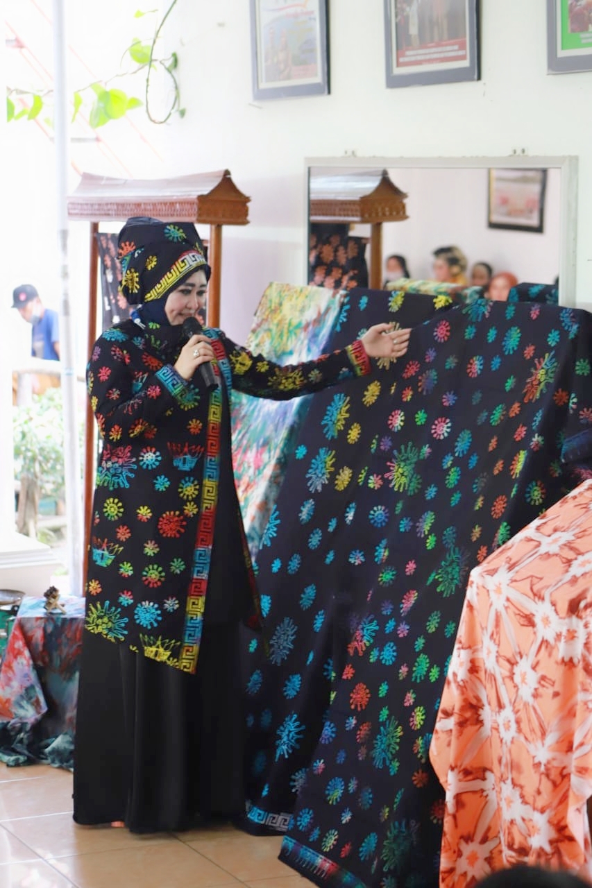 Pengrajin Batik Dewi Hapsari, Berikan Ucapan Terimakasih Kepada Dekranasda Pesisir Selatan
