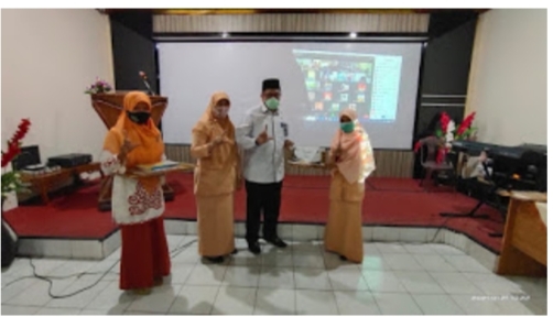 Ketua DW IV Jurai Marhamah Betriadi Terima Penghargaan DW Penggiat Literasi Dari Kemenag Pessel