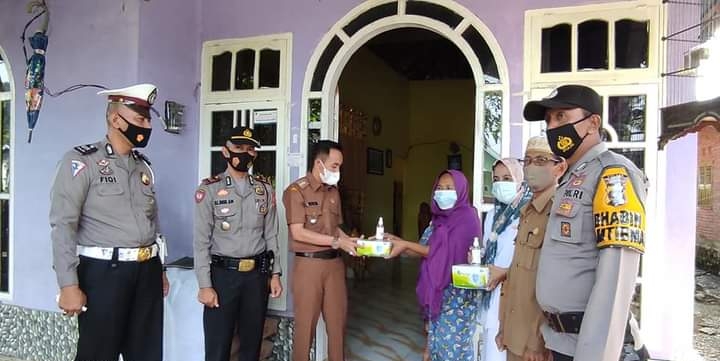 Camat Ranah Ampek Hulu Bagikan Masker Dan Handsanitizer Pada Mayarakat Nagari Binjai Tapan