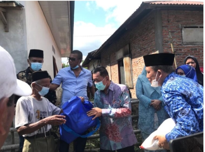 Pemkab Pessel Serahkan Bantuan Korban Kebakaran di Kecamatan Sutera