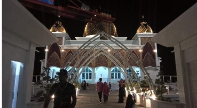 Masjid Terapung Samudera Illahi Menambah Indah Pantai Carocok Painan