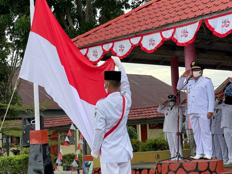 Kecamatan Basa Ampek Balai Tapan Laksanakan Upacara HUT RI ke 76 di Lapangan SMA 1 Tapan