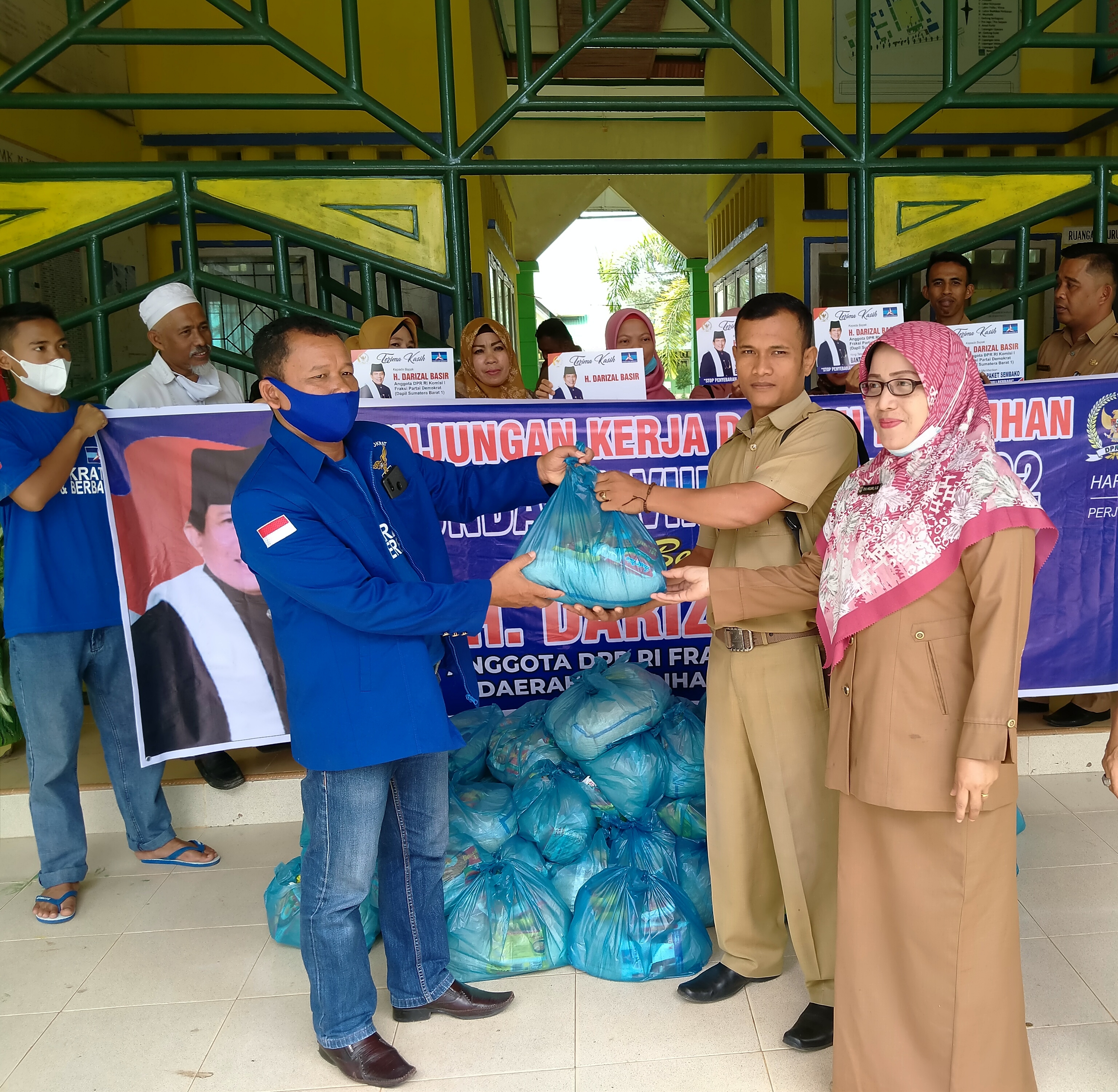 Guru Honorer Terdampak Covid-19 Di Kabupaten Pesisir Selatan Terima Bantuan Sembako