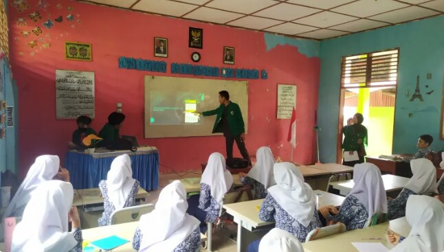 Mahasiswa KKN Unand Edukasi Siswa SMP 1 N Lengayang Tentang Berinternet 